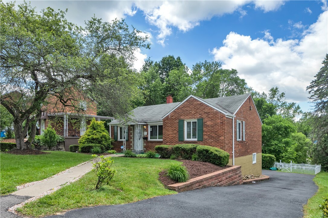 Property Photo:  132 Rodilin  PA 15235 