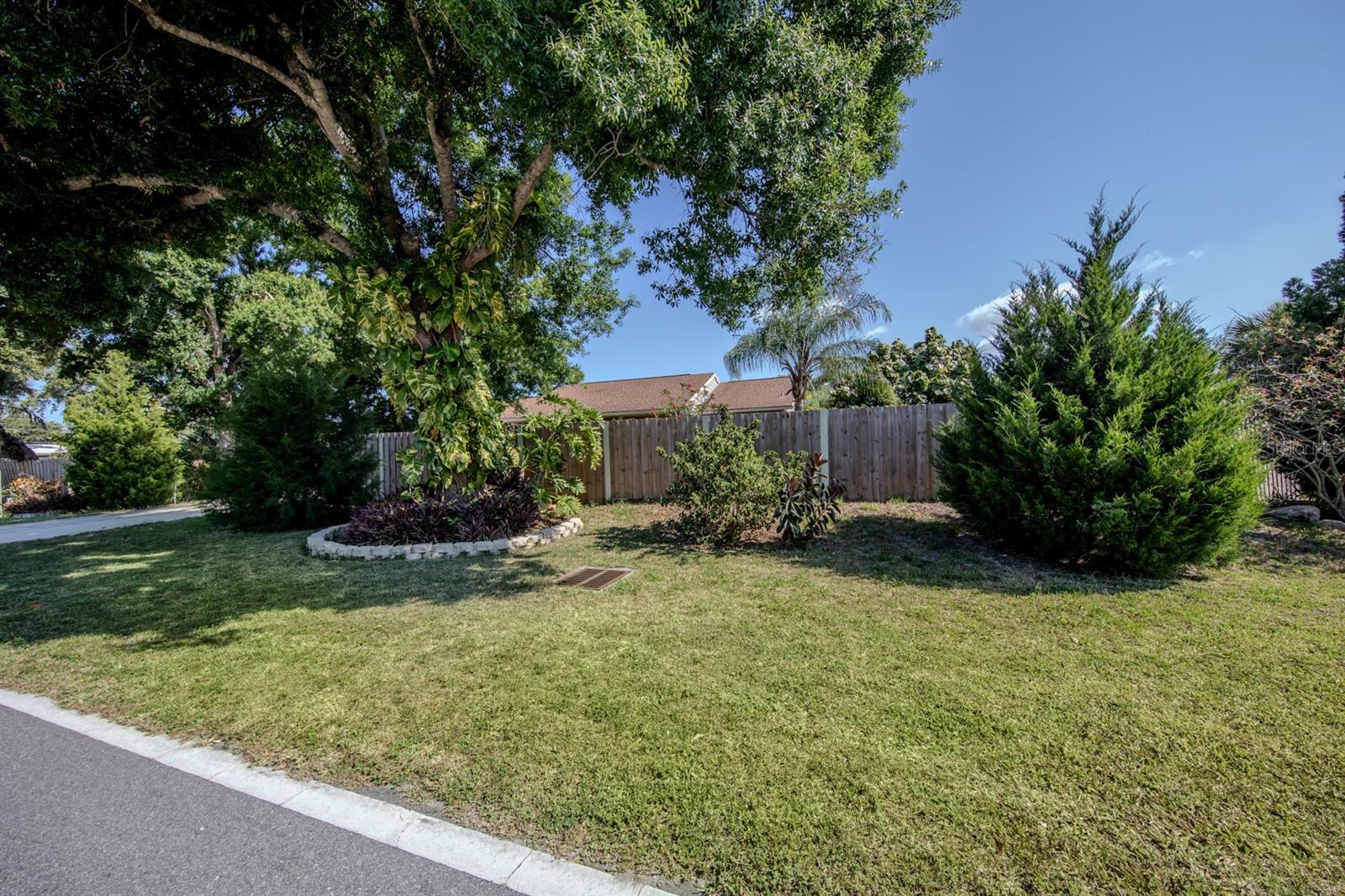 Property Photo:  601 E Seminole Drive  FL 34293 