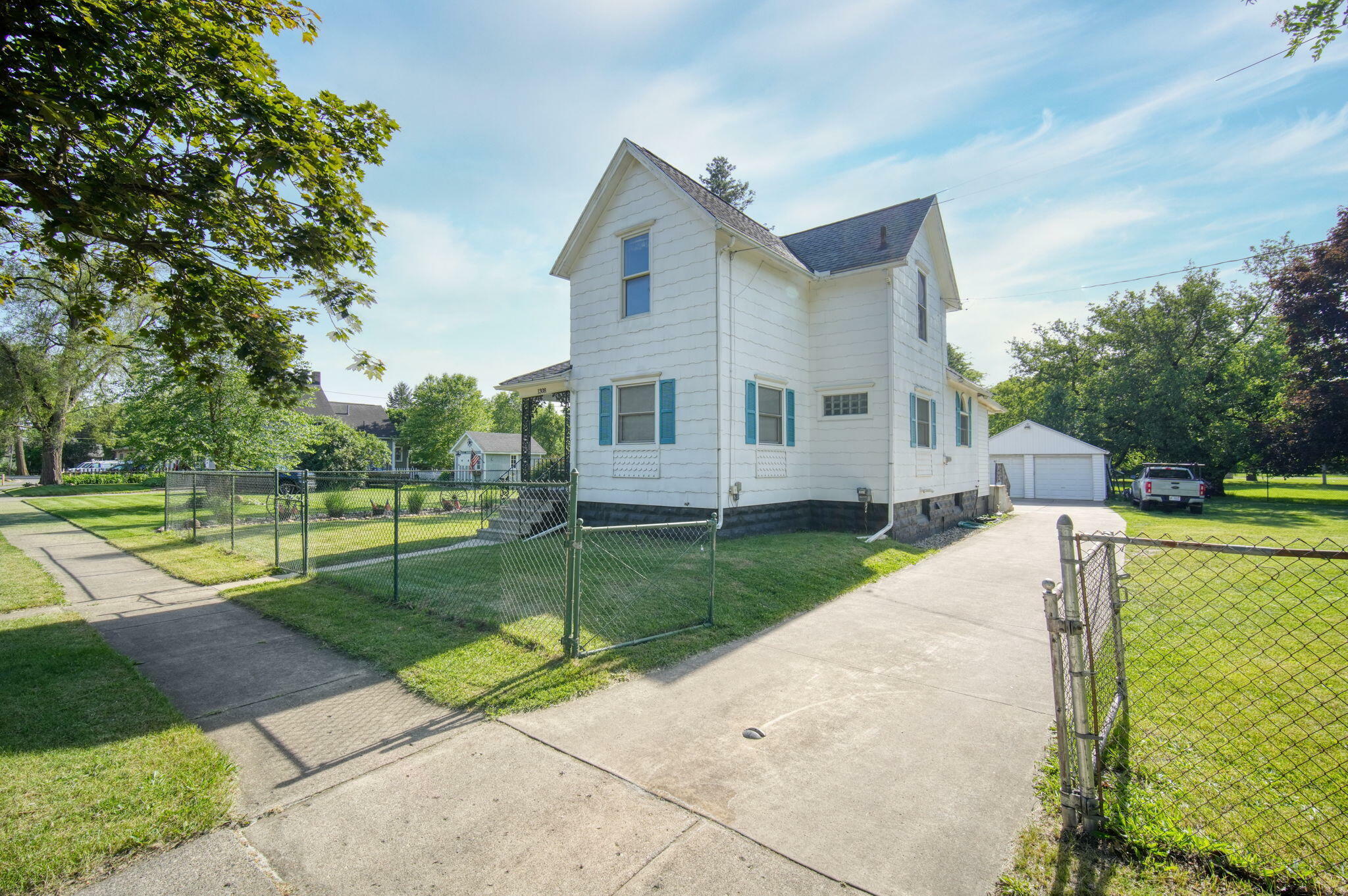 Property Photo:  1308 S Elm Avenue  MI 49203 