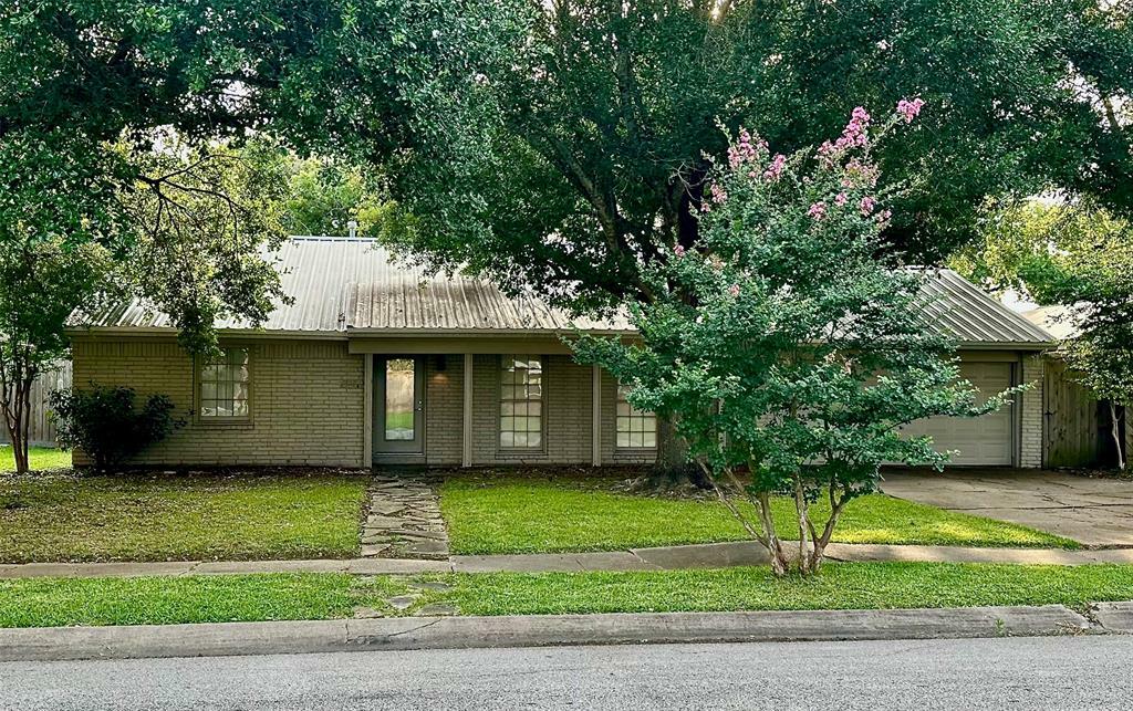 10802 Moonlight Drive  Houston TX 77096 photo