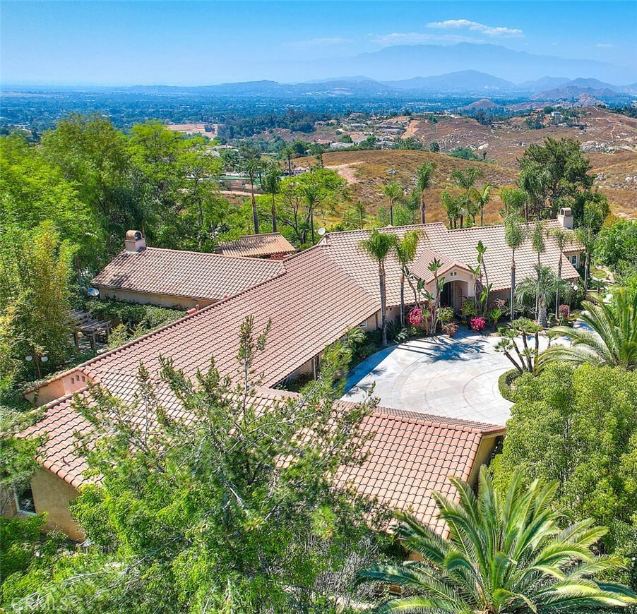 Property Photo:  821 Eagle Crest Court  CA 92506 