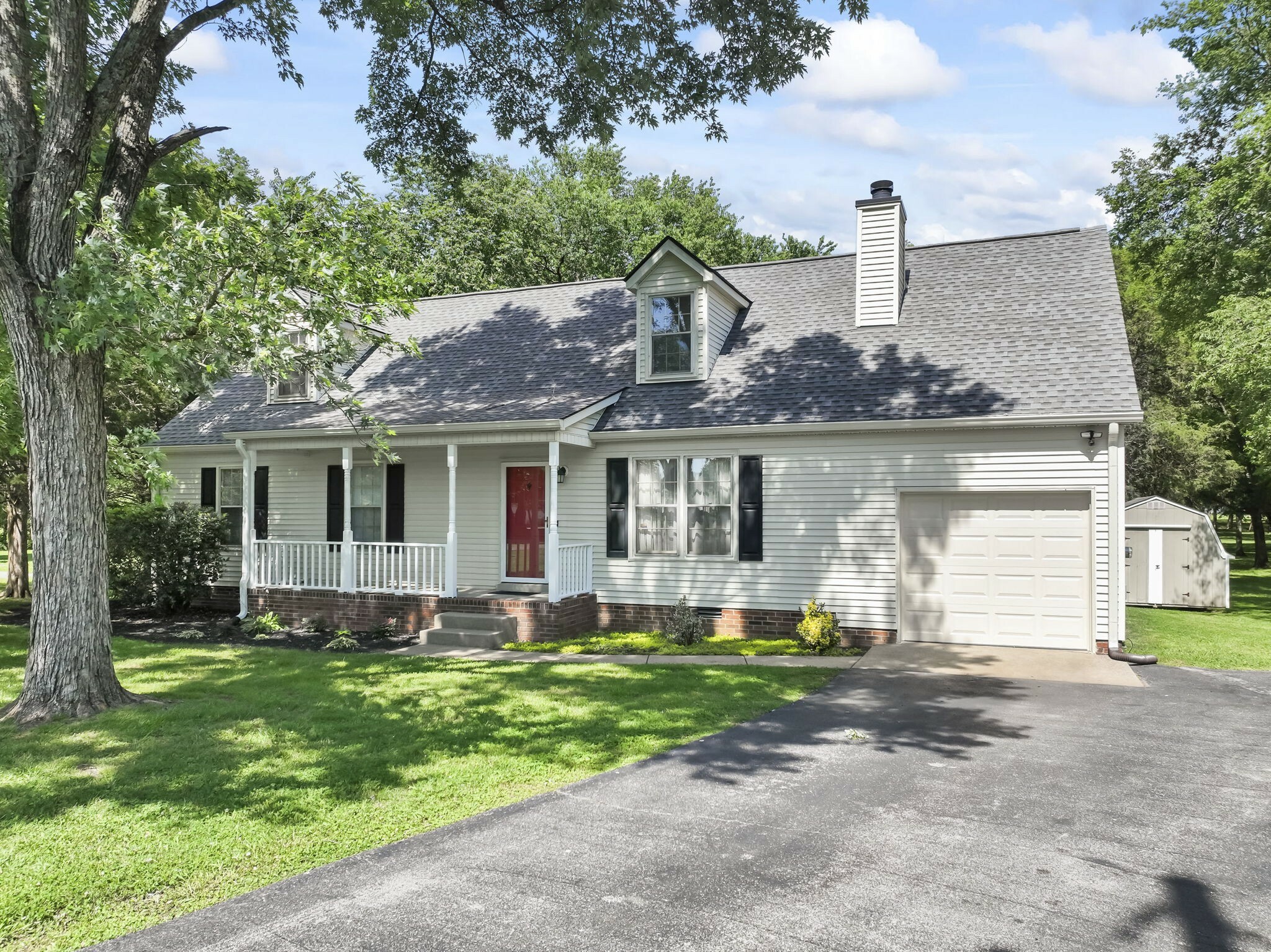 Property Photo:  332 Mayflower Dr  TN 37167 