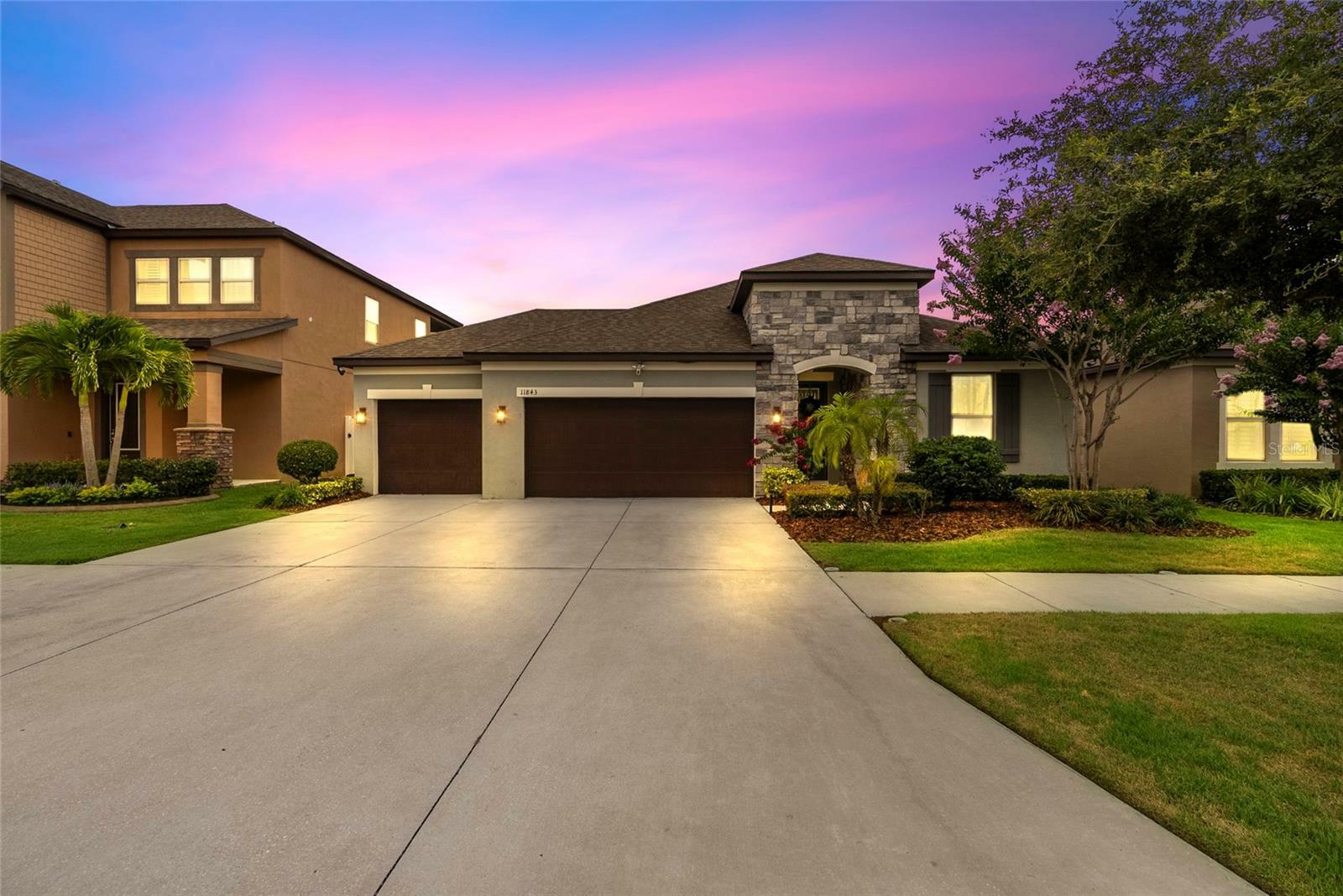 Property Photo:  11843 Cross Vine Drive  FL 33579 