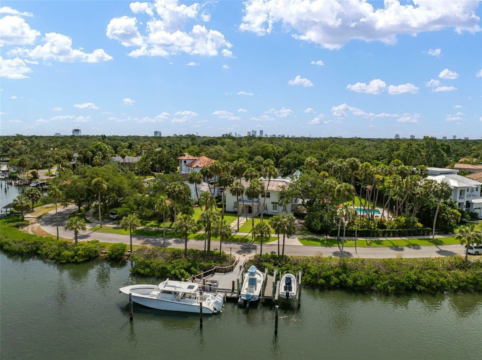 Property Photo:  828 Bayside Dr  FL 33609 