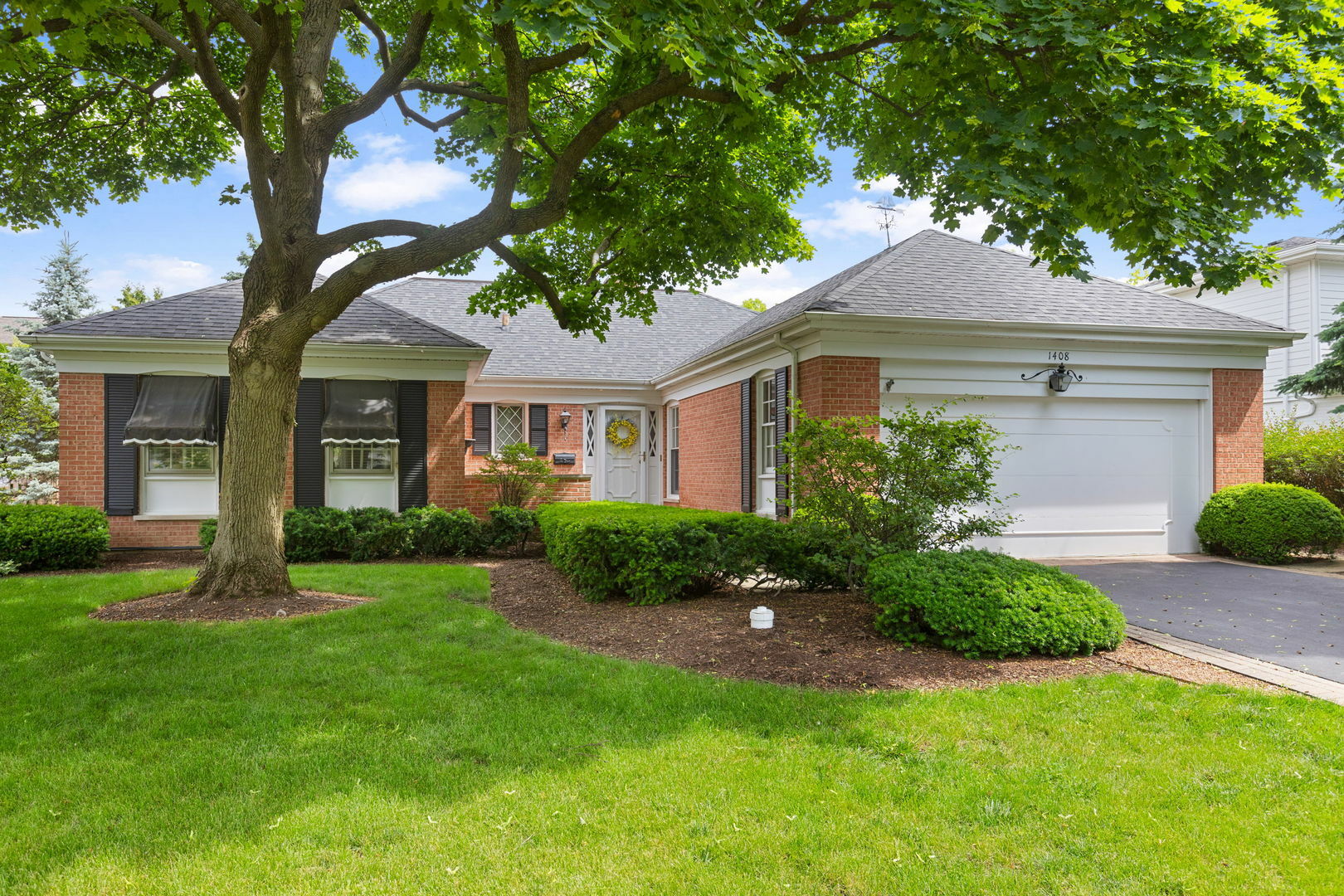 Property Photo:  1408 Royal Oak Lane  IL 60025 