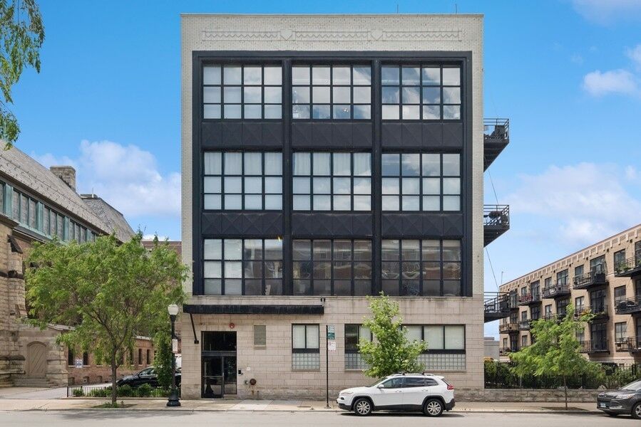 Property Photo:  1918 S Michigan Avenue 304  IL 60616 
