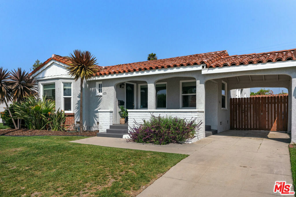 Property Photo:  3928 Degnan Boulevard  CA 90008 