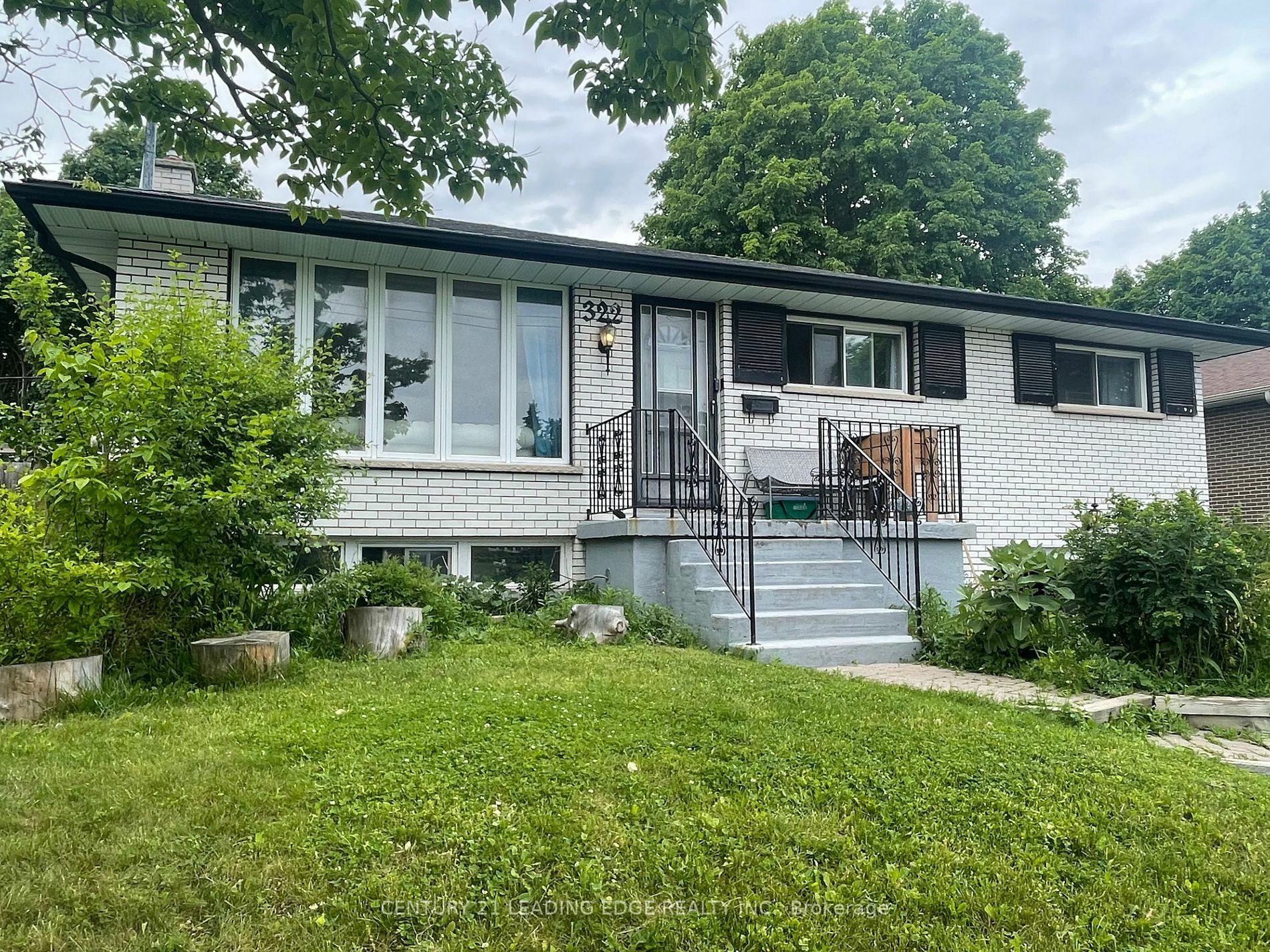 Photo de la propriété:  322 Hillcroft St  ON L1G 2L9 