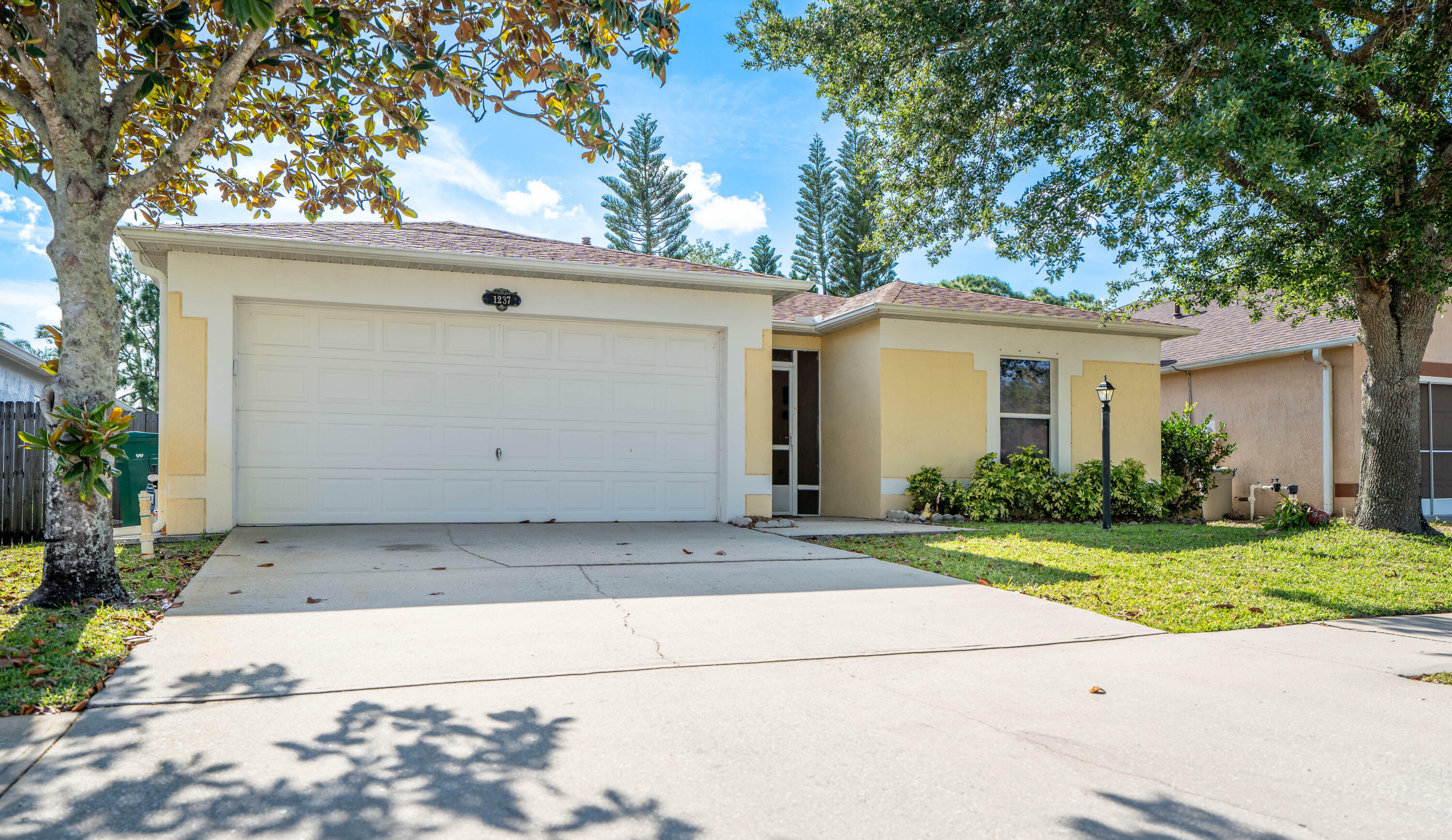 Property Photo:  1237 White Oak Circle  FL 32934 