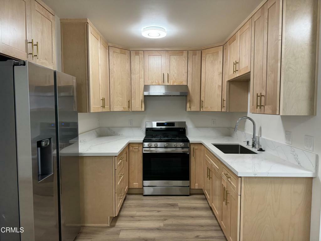 Property Photo:  5663 Fountain Avenue 7  CA 90028 