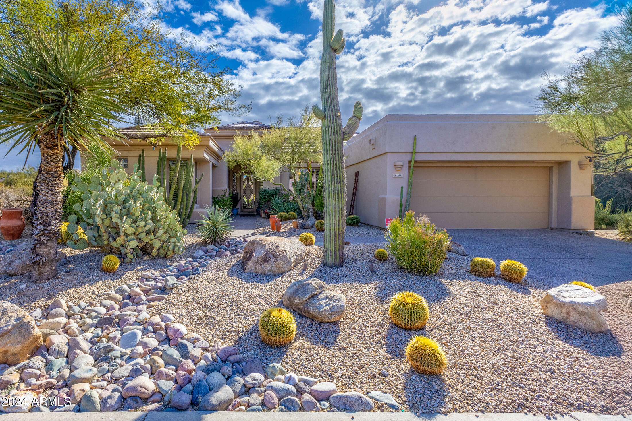 Property Photo: 6924 E Canyon Wren Circle AZ 85266