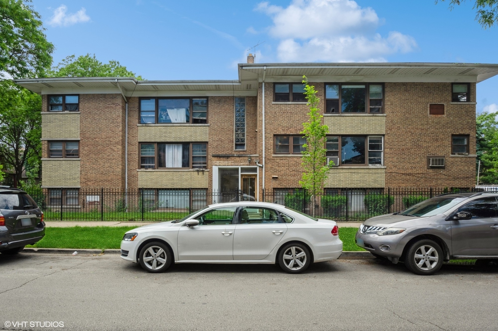 Property Photo:  2000 W Arthur Avenue 1S  IL 60645 