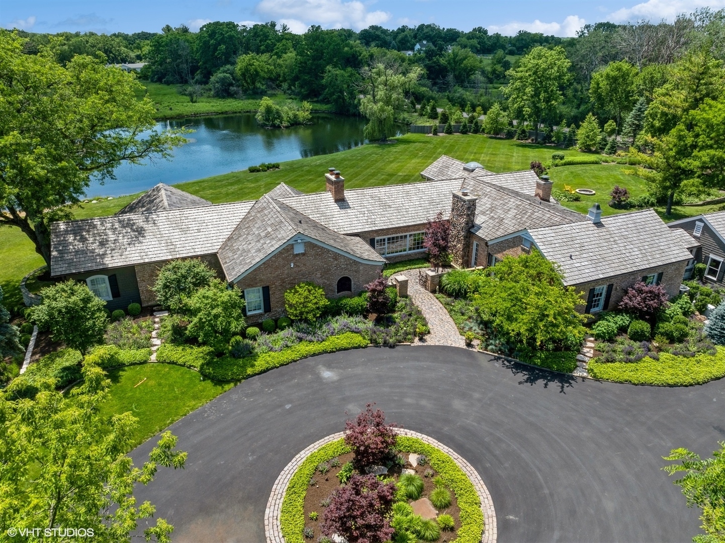 Property Photo: 32 Oak Knoll Road IL 60010