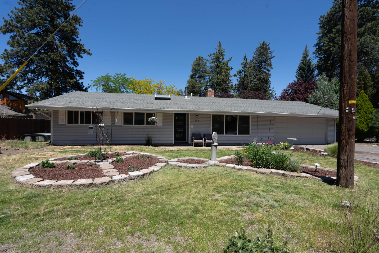 Property Photo:  758 NE Quimby Avenue  OR 97701 