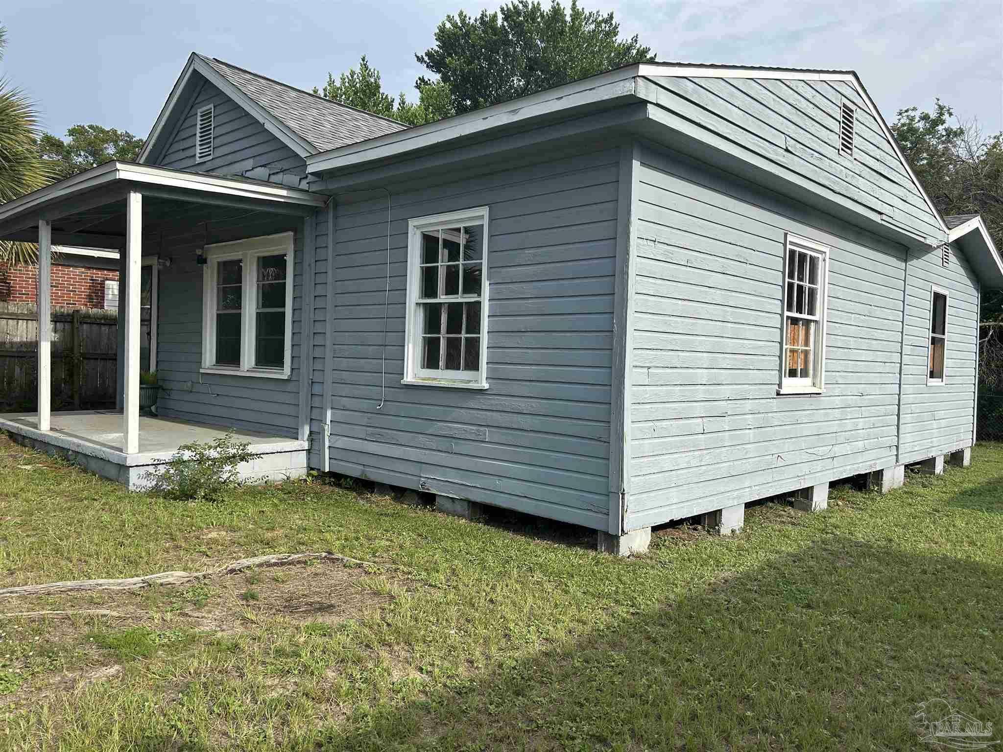 Property Photo:  807 W Desoto St  FL 32501 