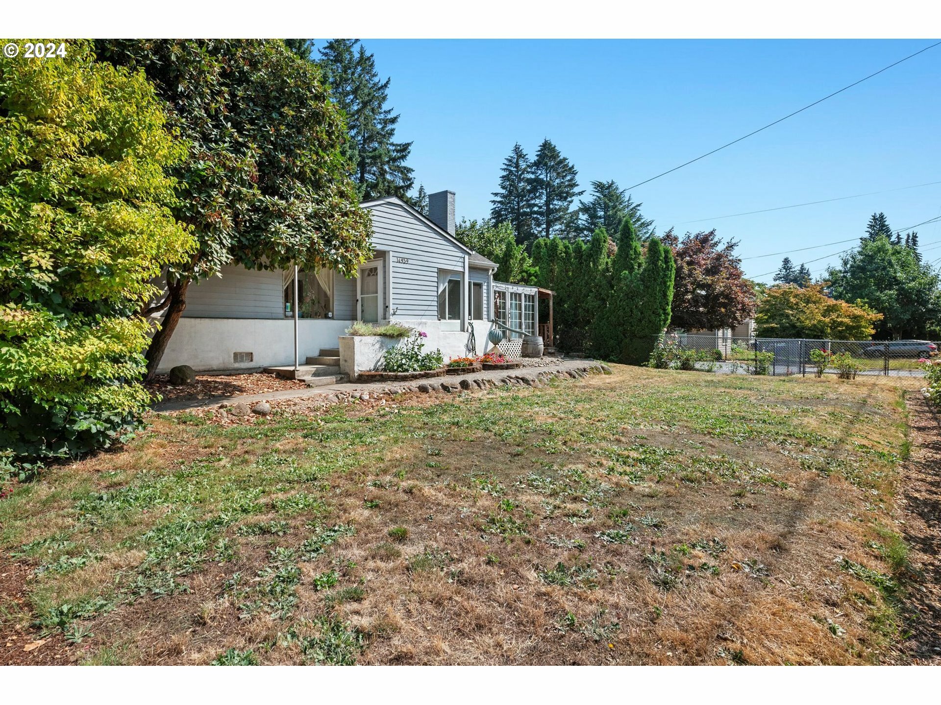 Property Photo:  14939 E Burnside St  OR 97233 