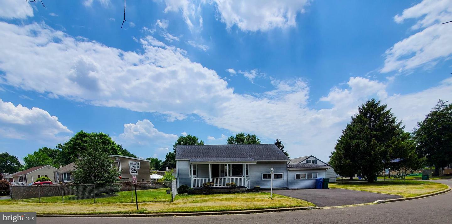 Property Photo:  102 Green Lynne Drive  PA 19057 