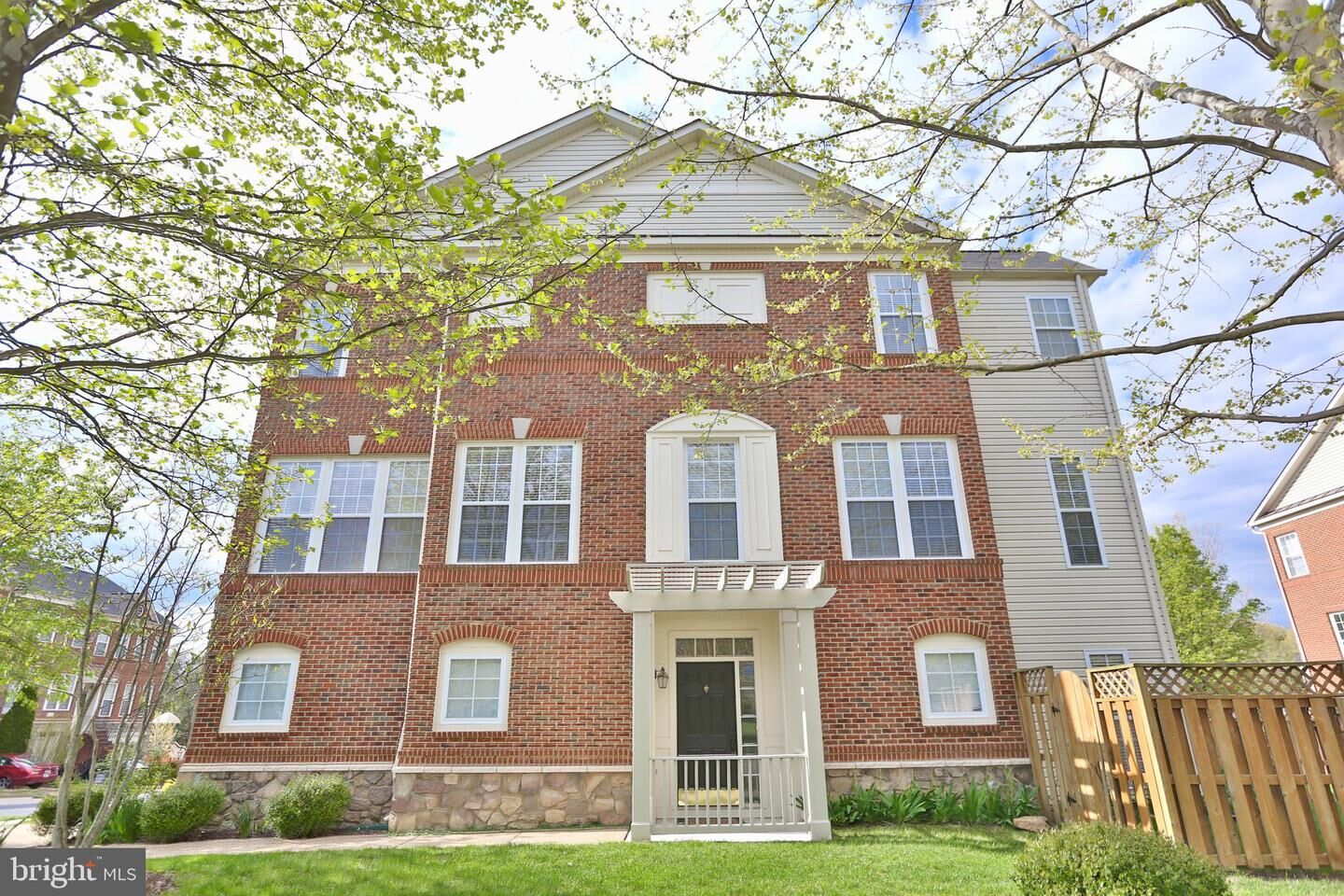 Property Photo:  21927 Bayard Terrace  VA 20148 