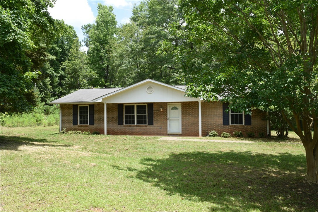 Property Photo:  2797 Lee Road 148  AL 36804 