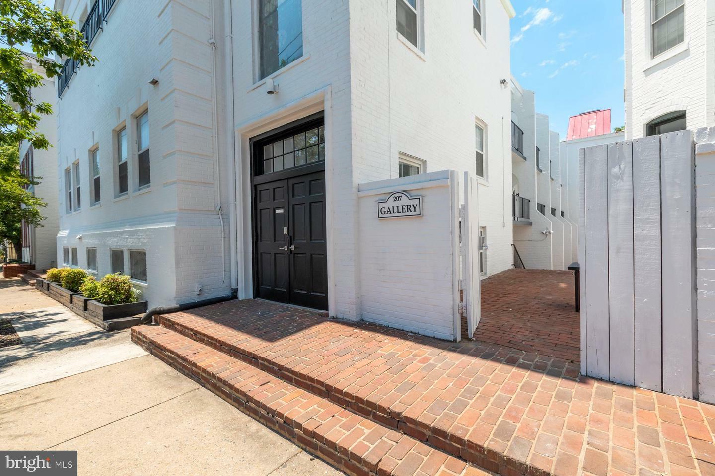 Property Photo:  207 S Patrick Street 203  VA 22314 