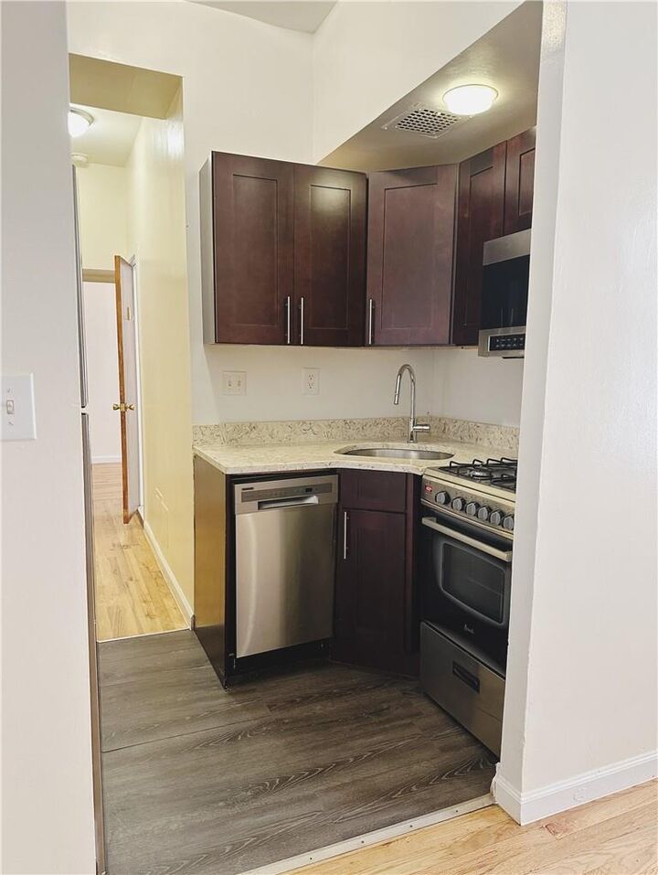 515 W 111th Street 2D  New York (Manhattan) NY 10025 photo