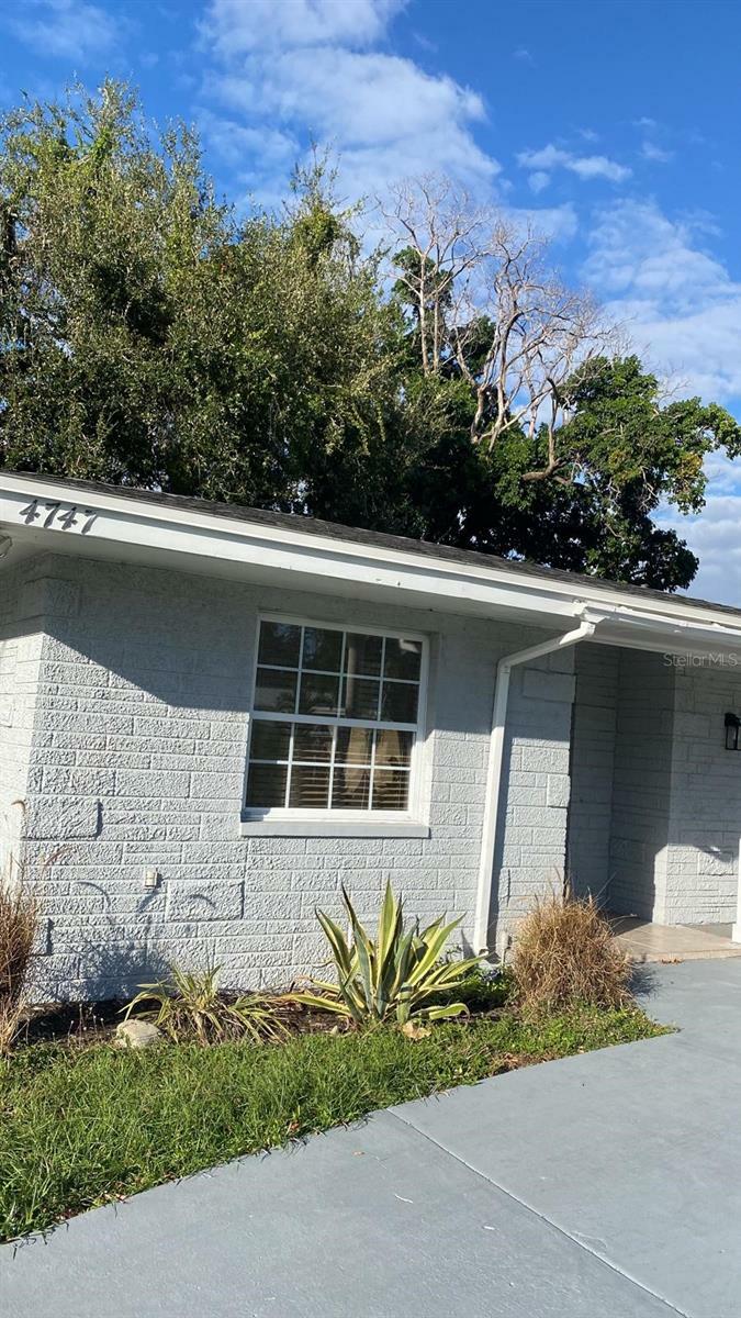 Property Photo:  4747 McGregor Boulevard  FL 33901 