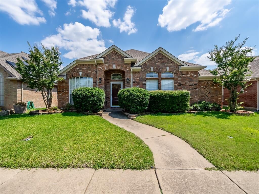 Property Photo: 5021 Crossvine Lane TX 75070