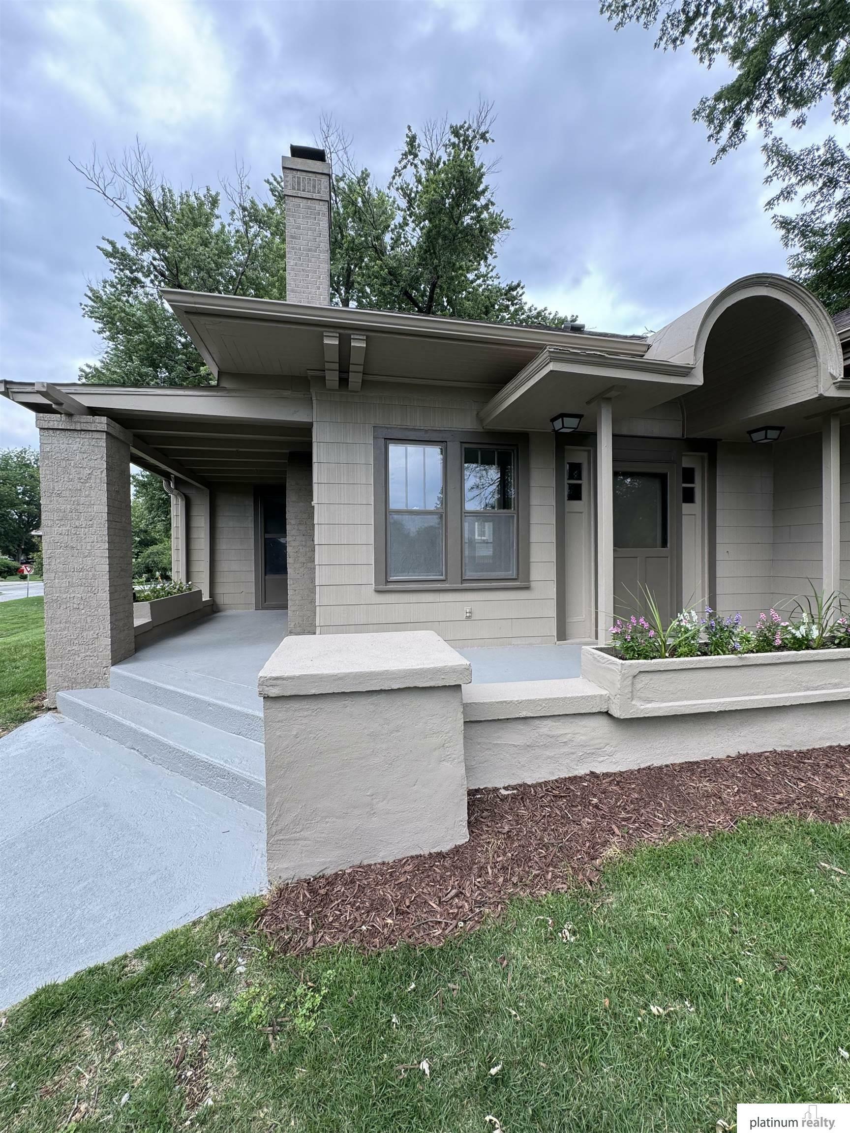 Property Photo:  2370 Fontenelle Boulevard  NE 68104 