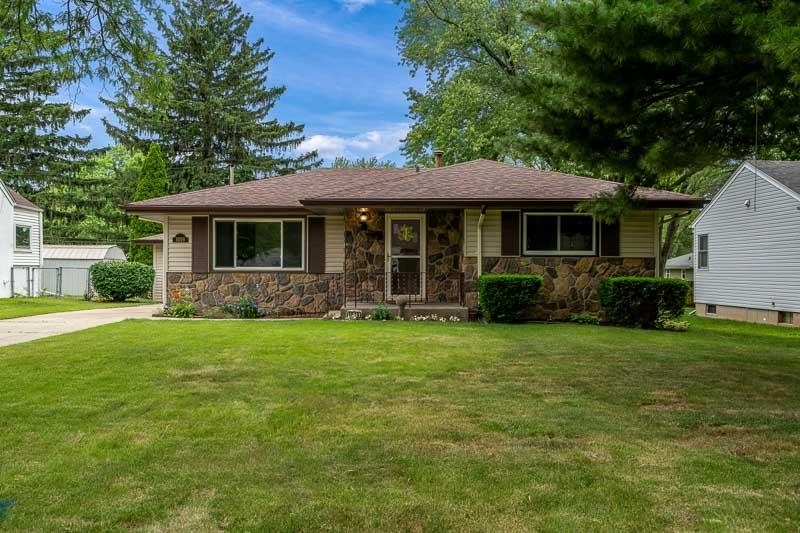 Property Photo:  1019 Kingsway Avenue  IL 61108 