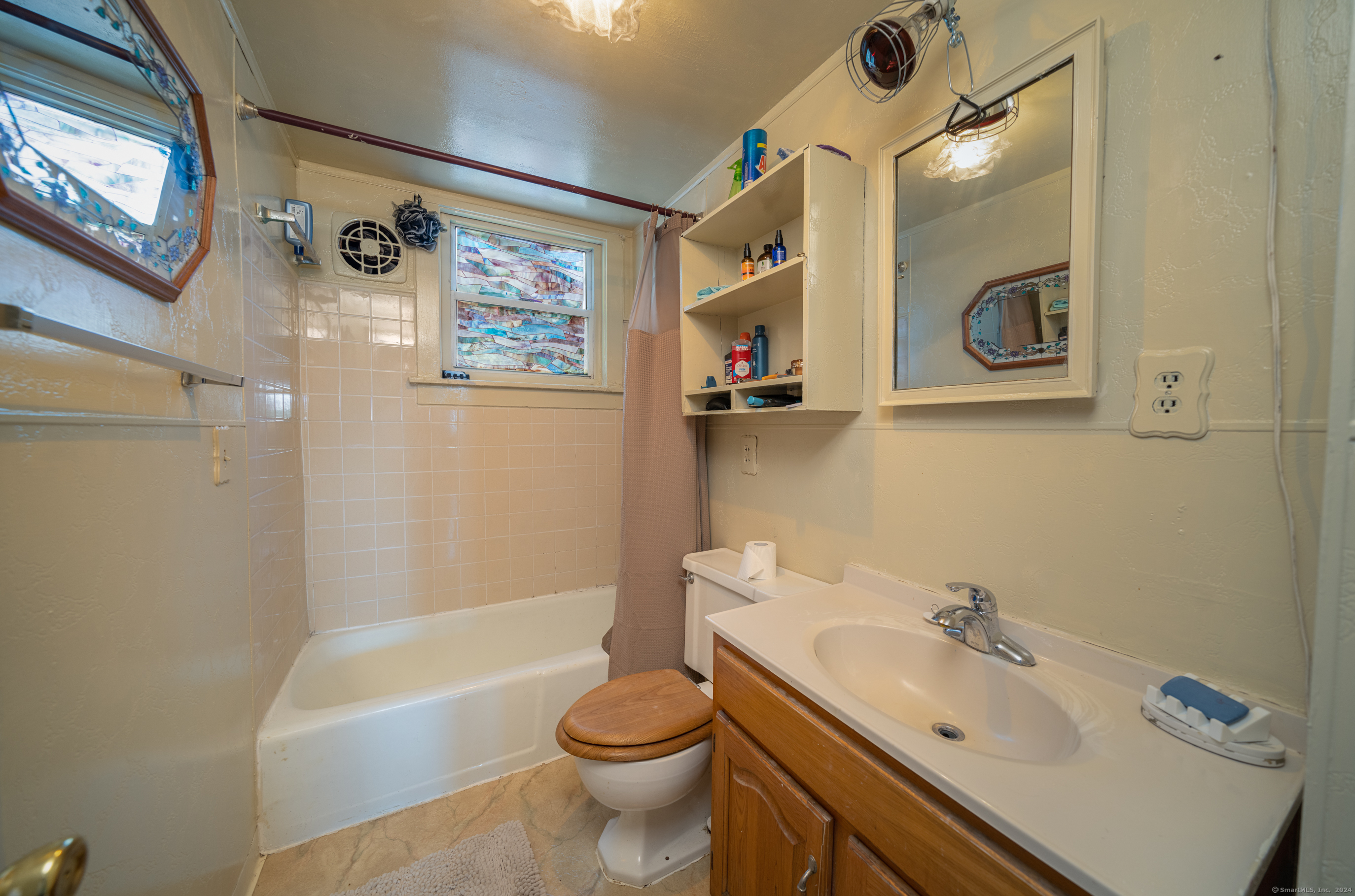 Property Photo:  198-200 Shore Drive  CT 06405 