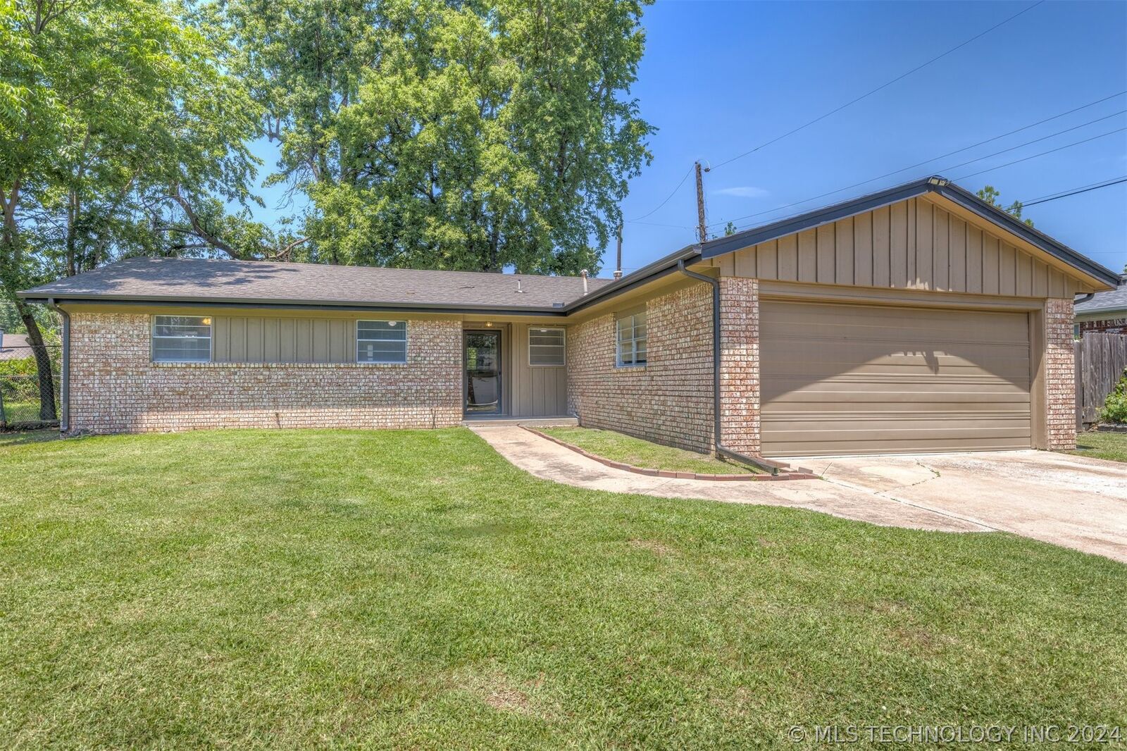 Property Photo:  1134 N Hickory Place  OK 74012 