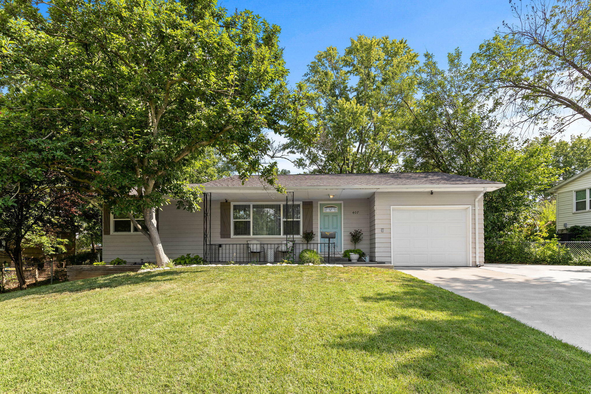 Property Photo:  407 W Leslie Ln  MO 65202 