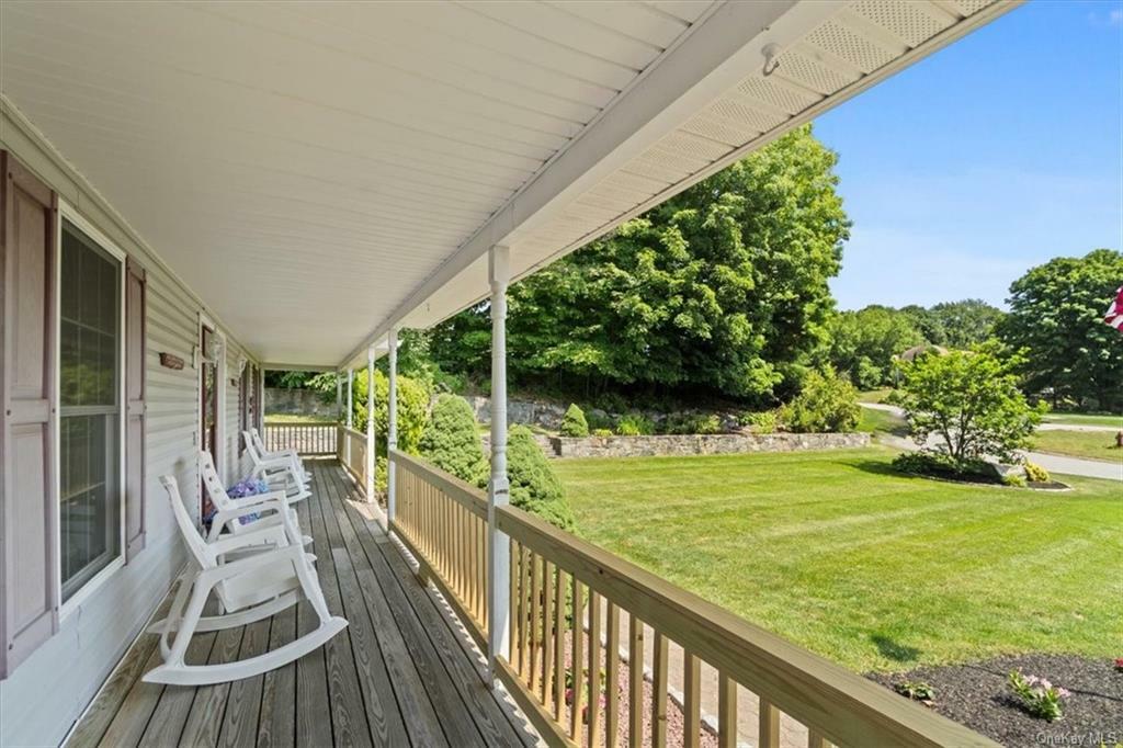 Property Photo:  18 Meadow Crest Drive  NY 10541 