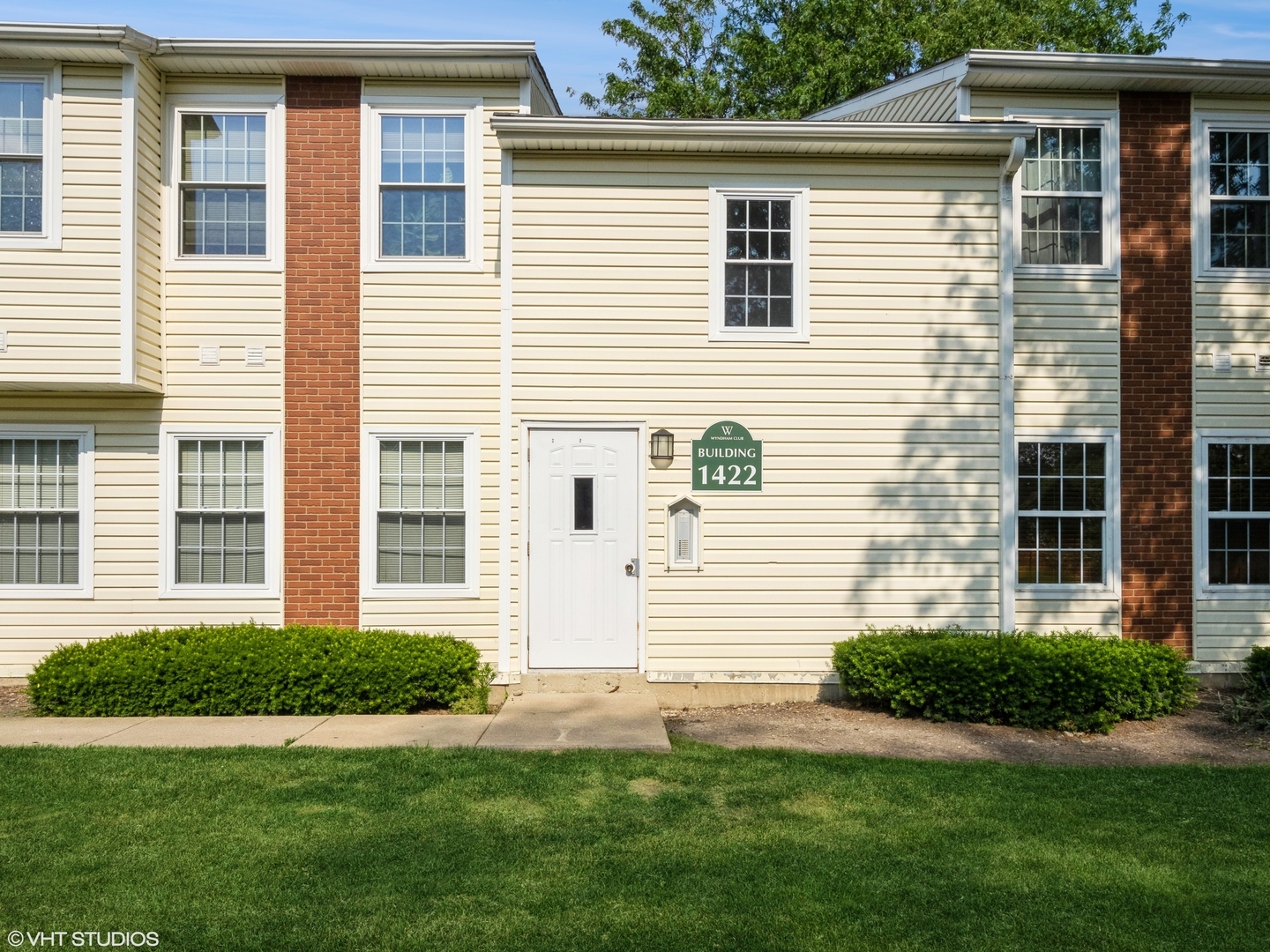 Property Photo:  1422 E Wyndham Circle 204  IL 60074 