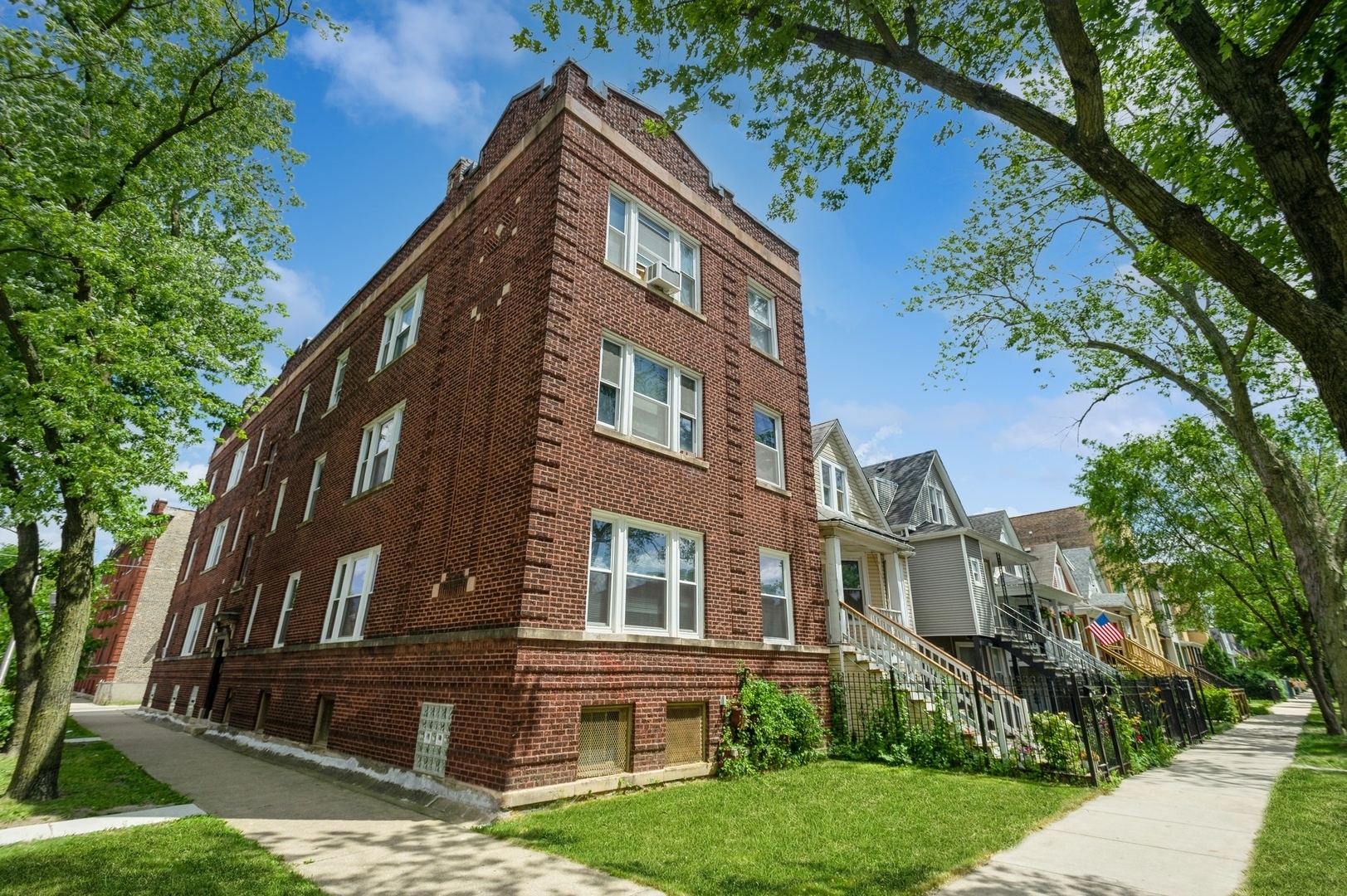 Property Photo:  3053 W Berteau Avenue 1W  IL 60618 