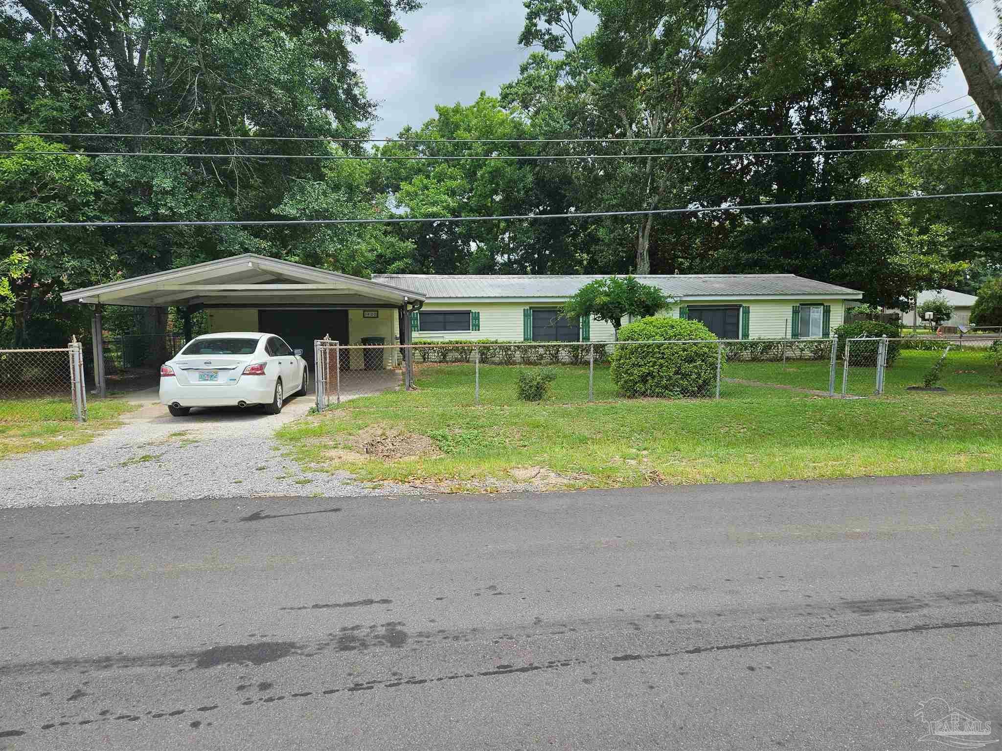 Property Photo: 1400 Croquet Dr FL 32533