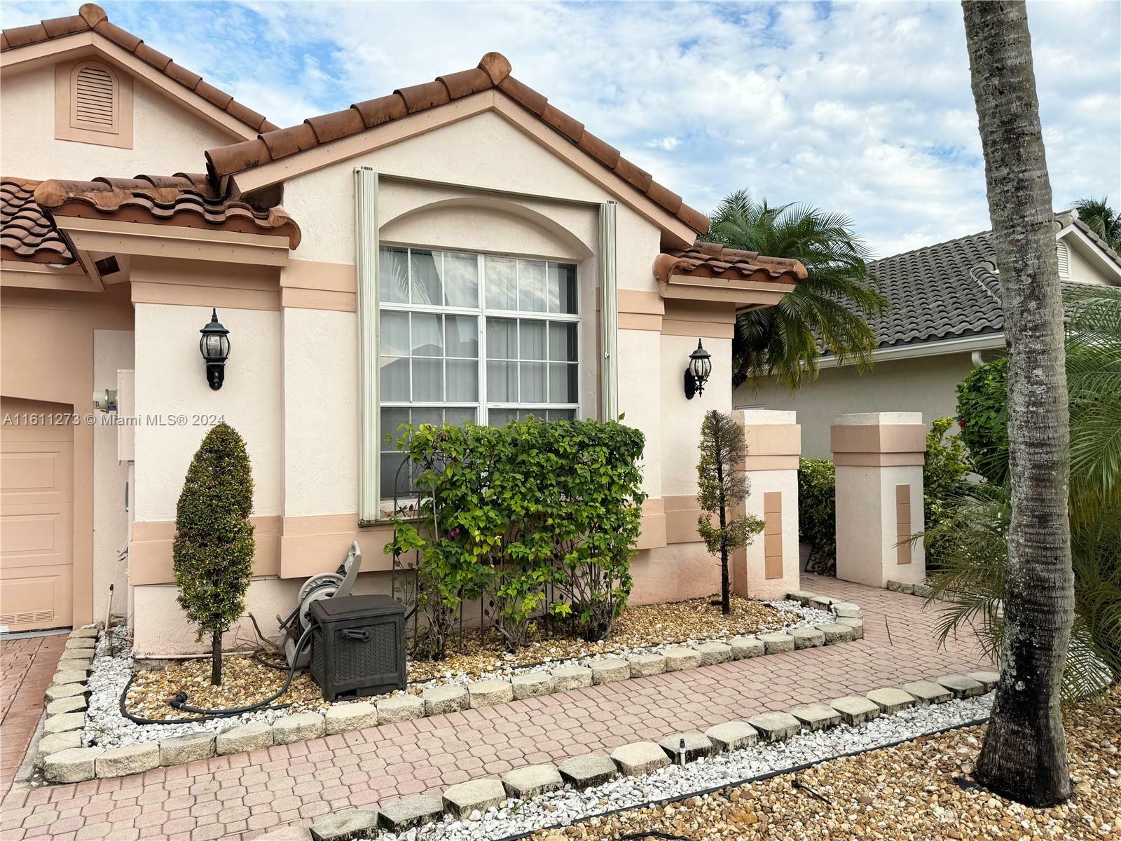 Property Photo:  1525 W Lacosta Dr W  FL 33027 