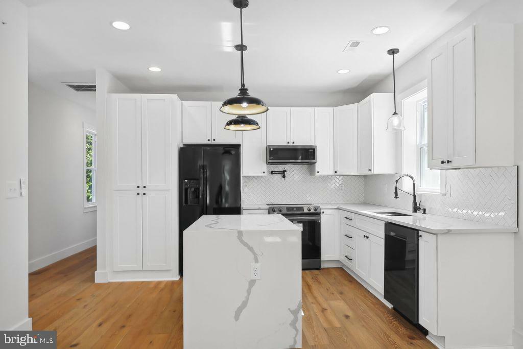 Property Photo:  1524 W W Street SE  DC 20020 