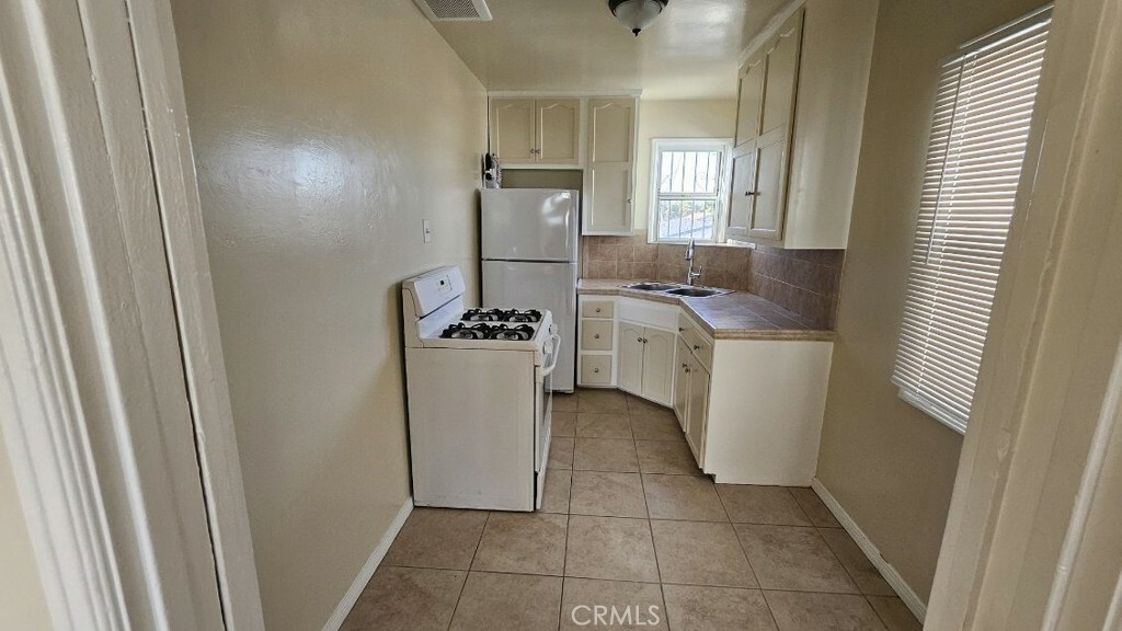 Property Photo:  240 E 84th Street  CA 90003 