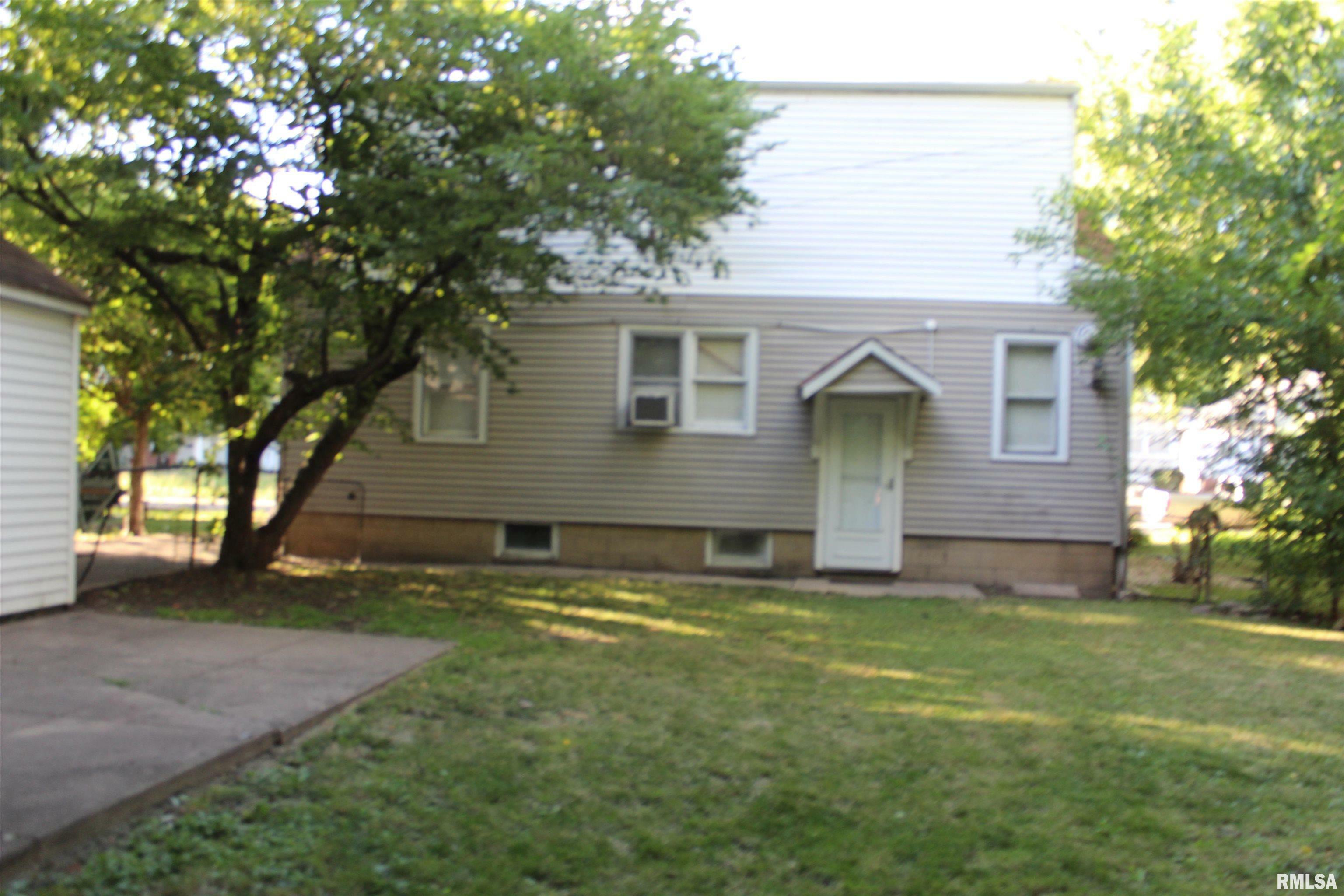 Property Photo:  828 W Armstrong Avenue  IL 61606 