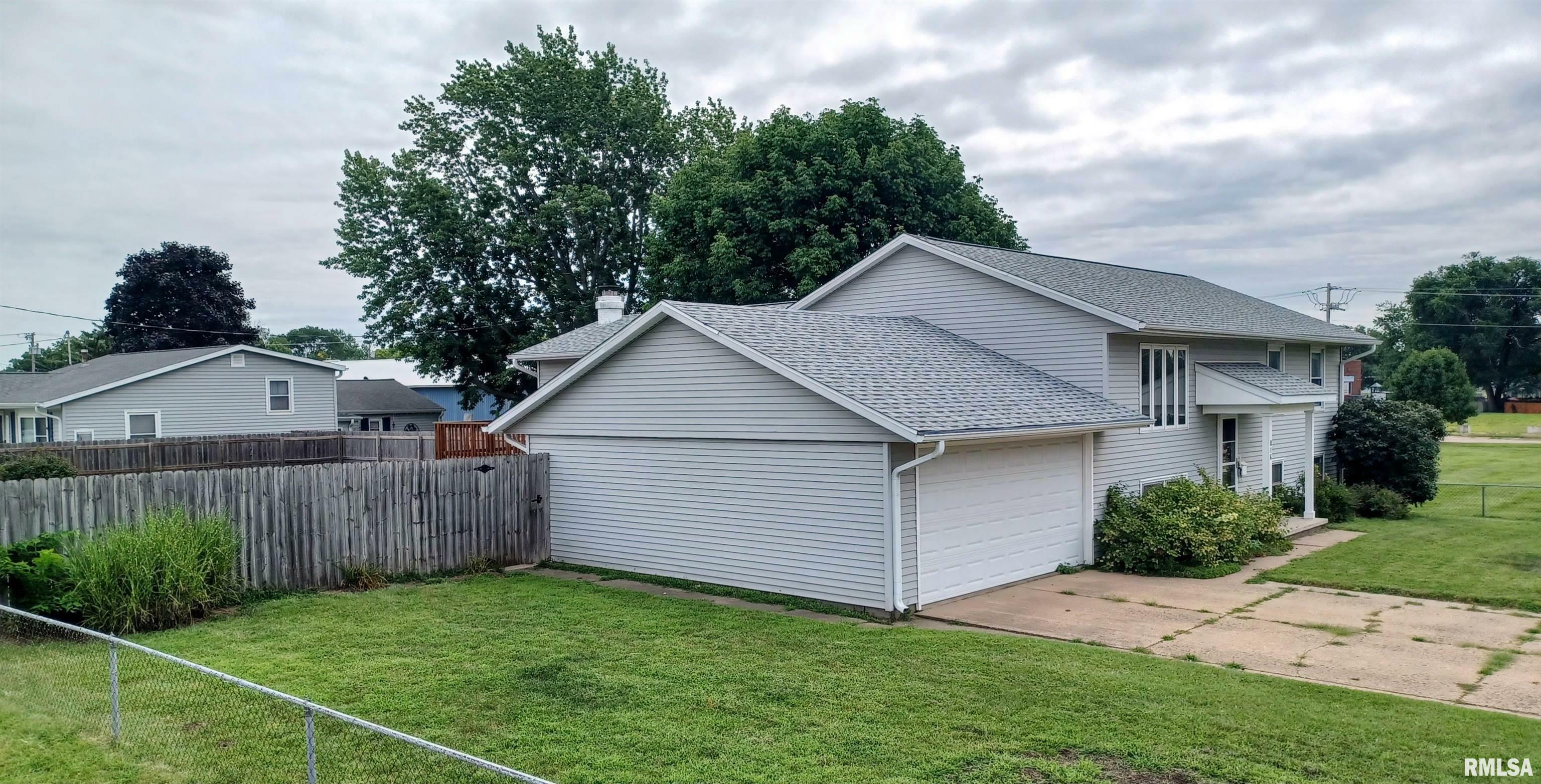 Property Photo:  816 14th Avenue  IA 52730 