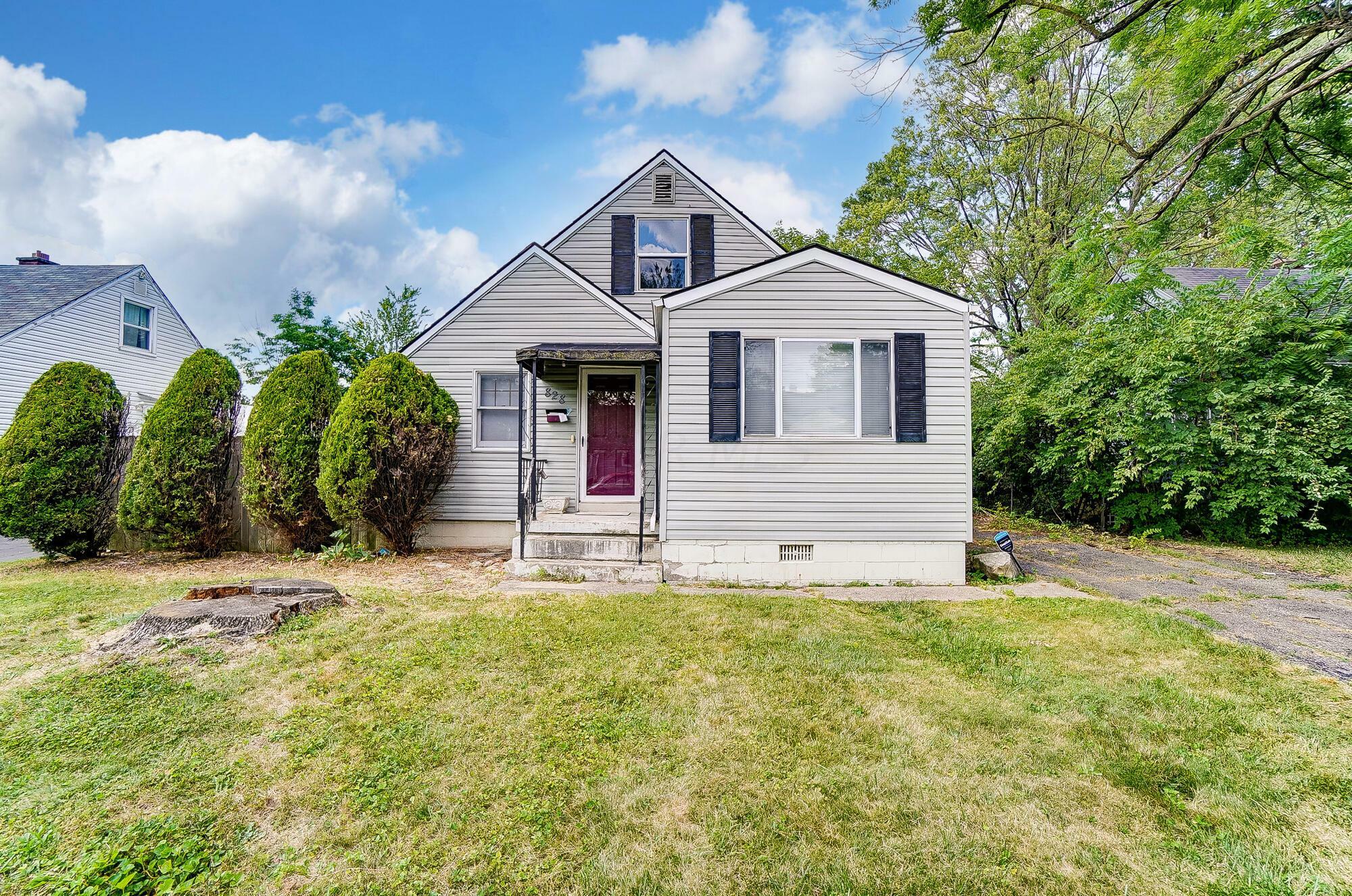 Property Photo: 828 E Kenworth Road OH 43224