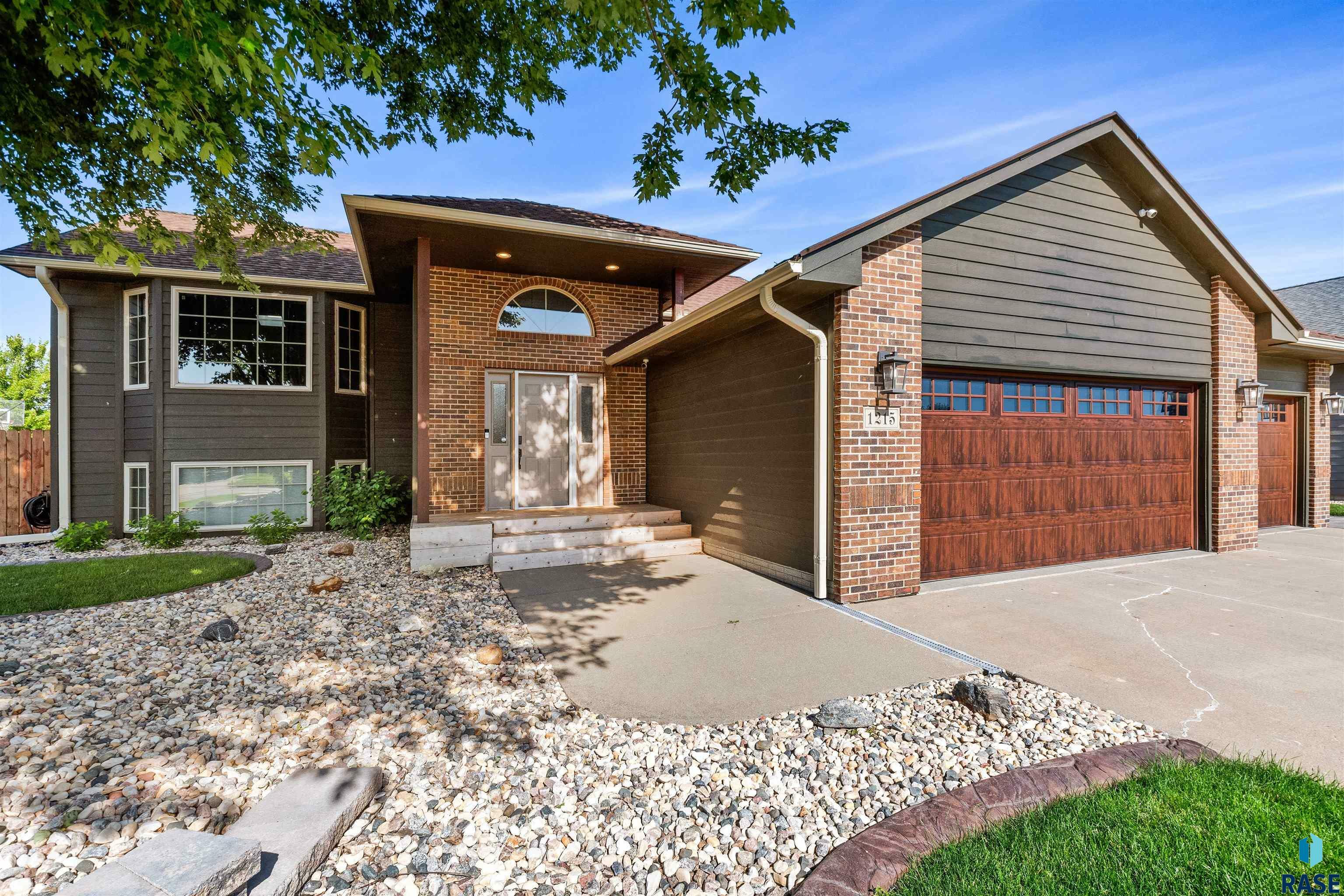 Property Photo:  1215 S Dundee Dr  SD 57106 