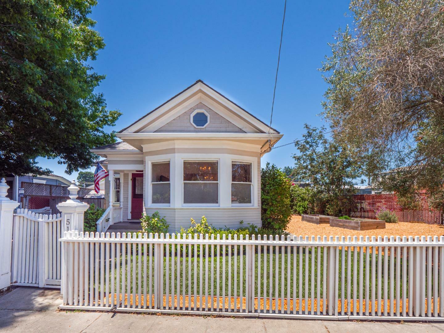 Property Photo:  515 Caledonia Street  CA 95062 