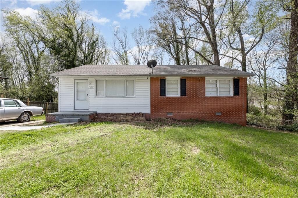 Property Photo:  904 Stephens Street  NC 27406 
