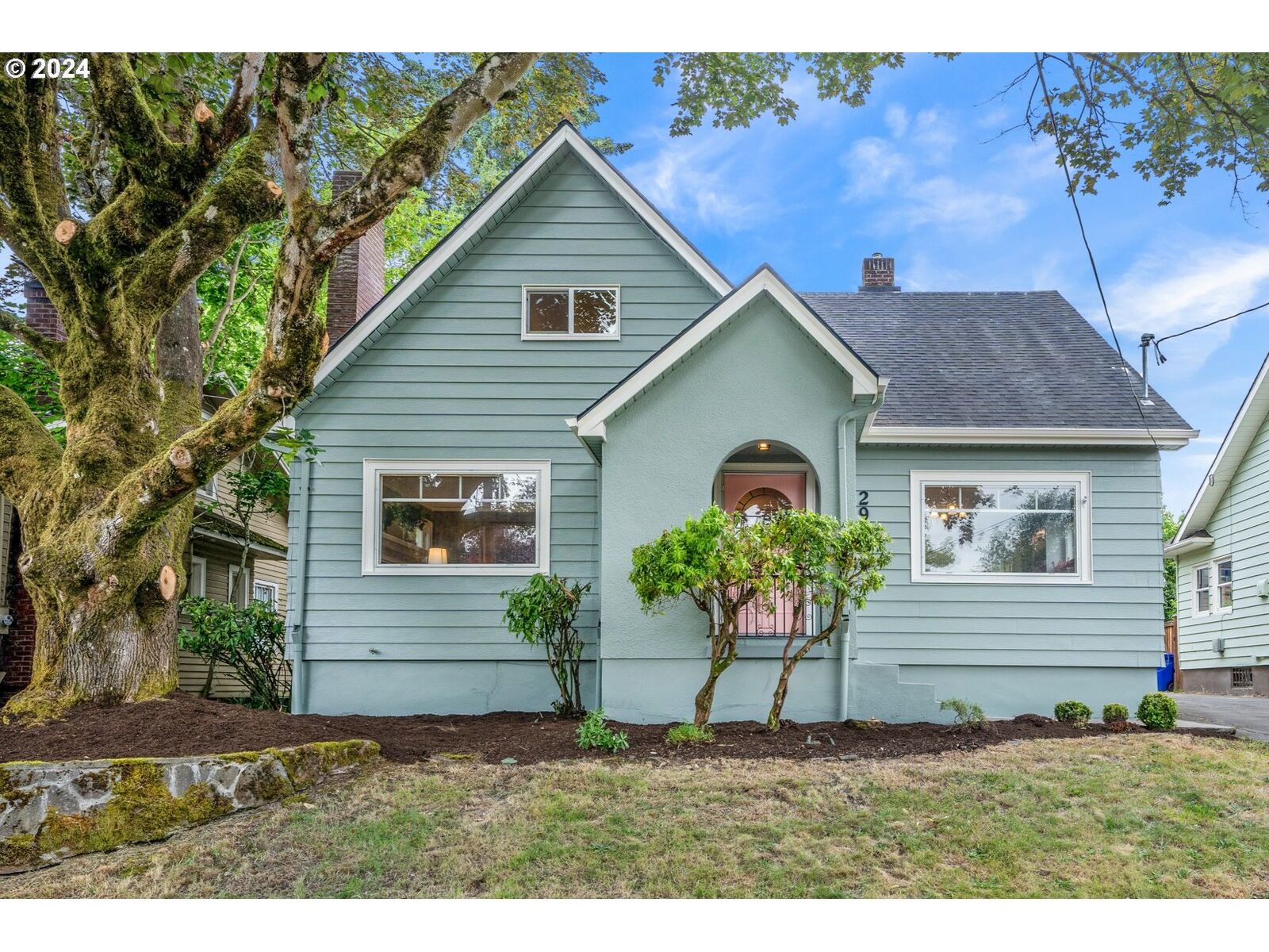 Property Photo: 2900 NE Knott St OR 97212