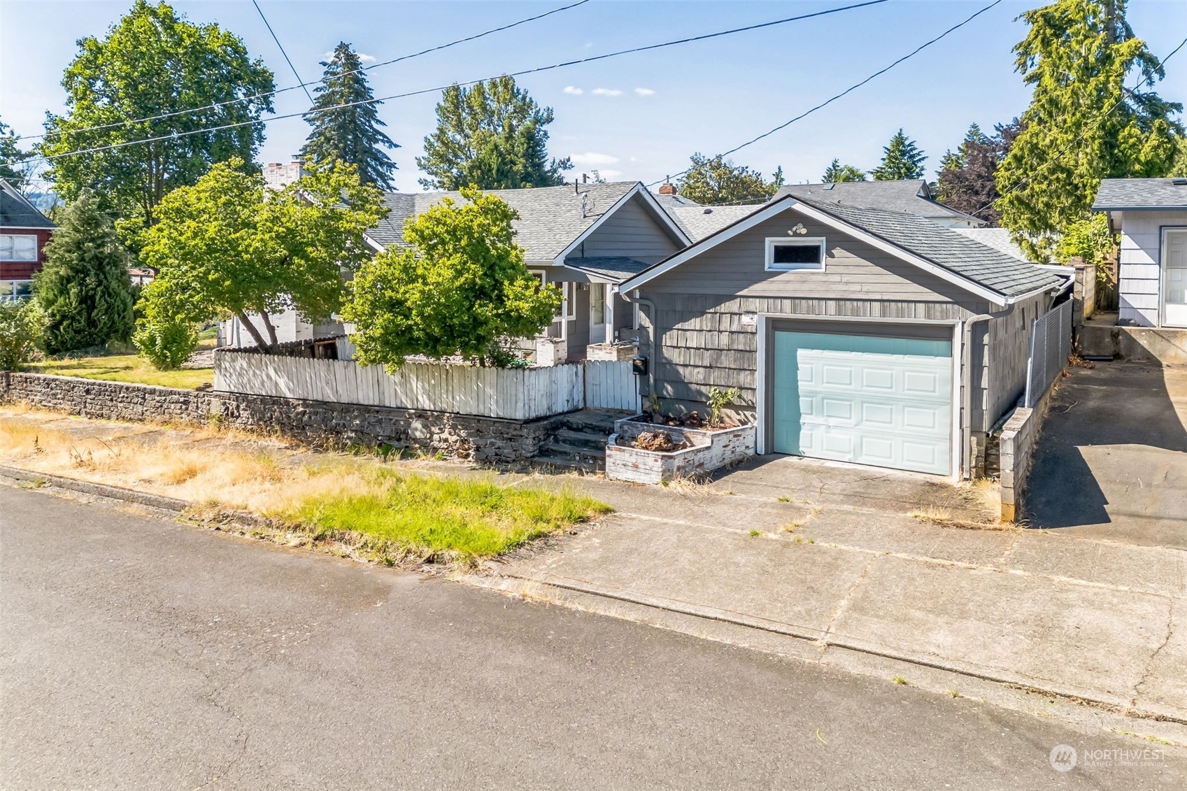 Property Photo:  1000 N 6th Avenue  WA 98626 