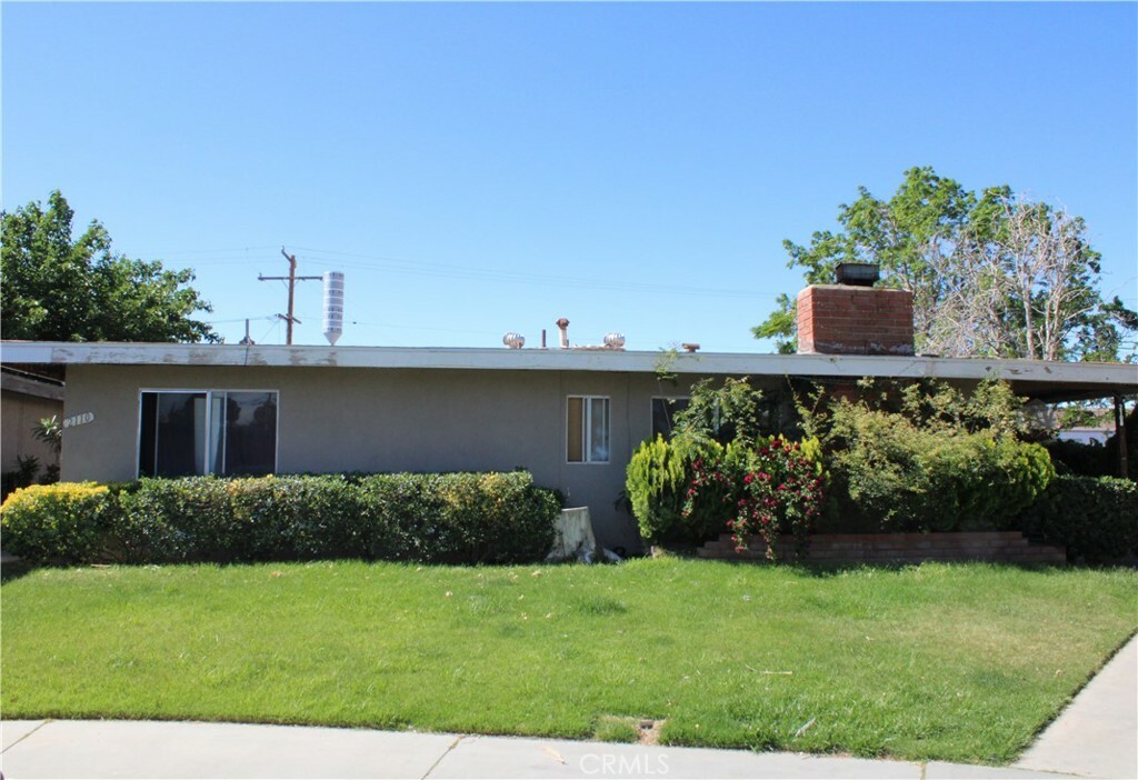 Property Photo:  2106 E Avenue Q6  CA 93550 