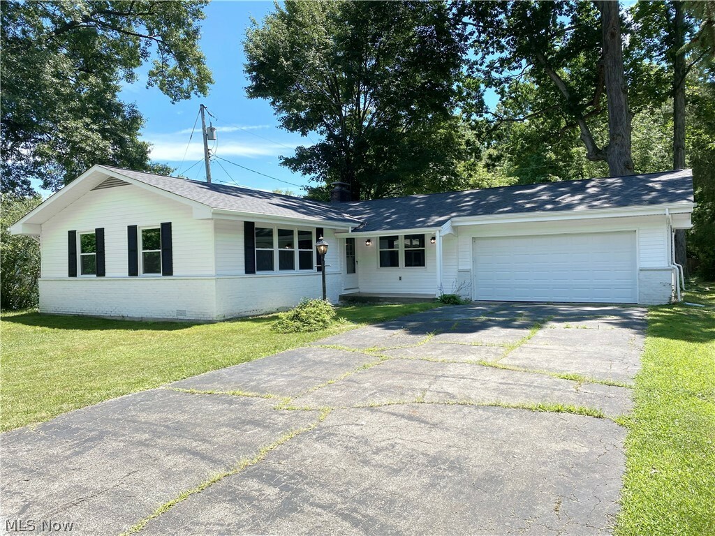 Property Photo:  3824 Greenmont Drive SE  OH 44484 