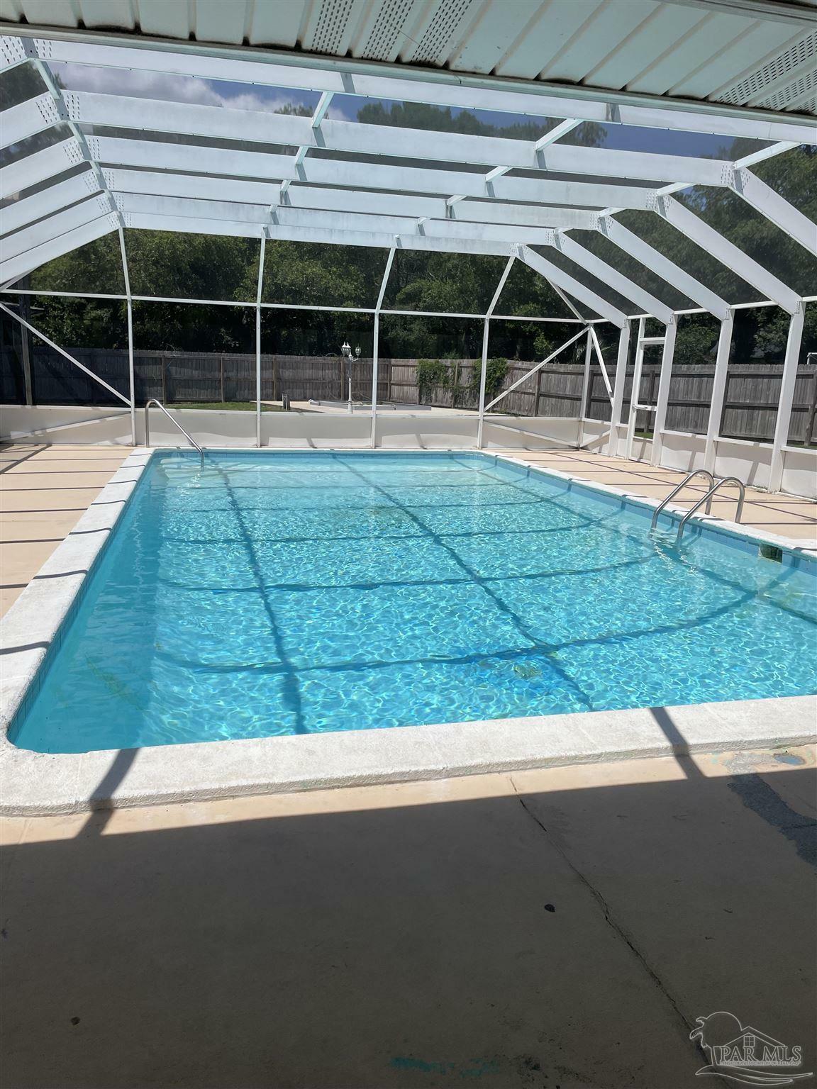 Property Photo:  8 Manor Dr  FL 32507 